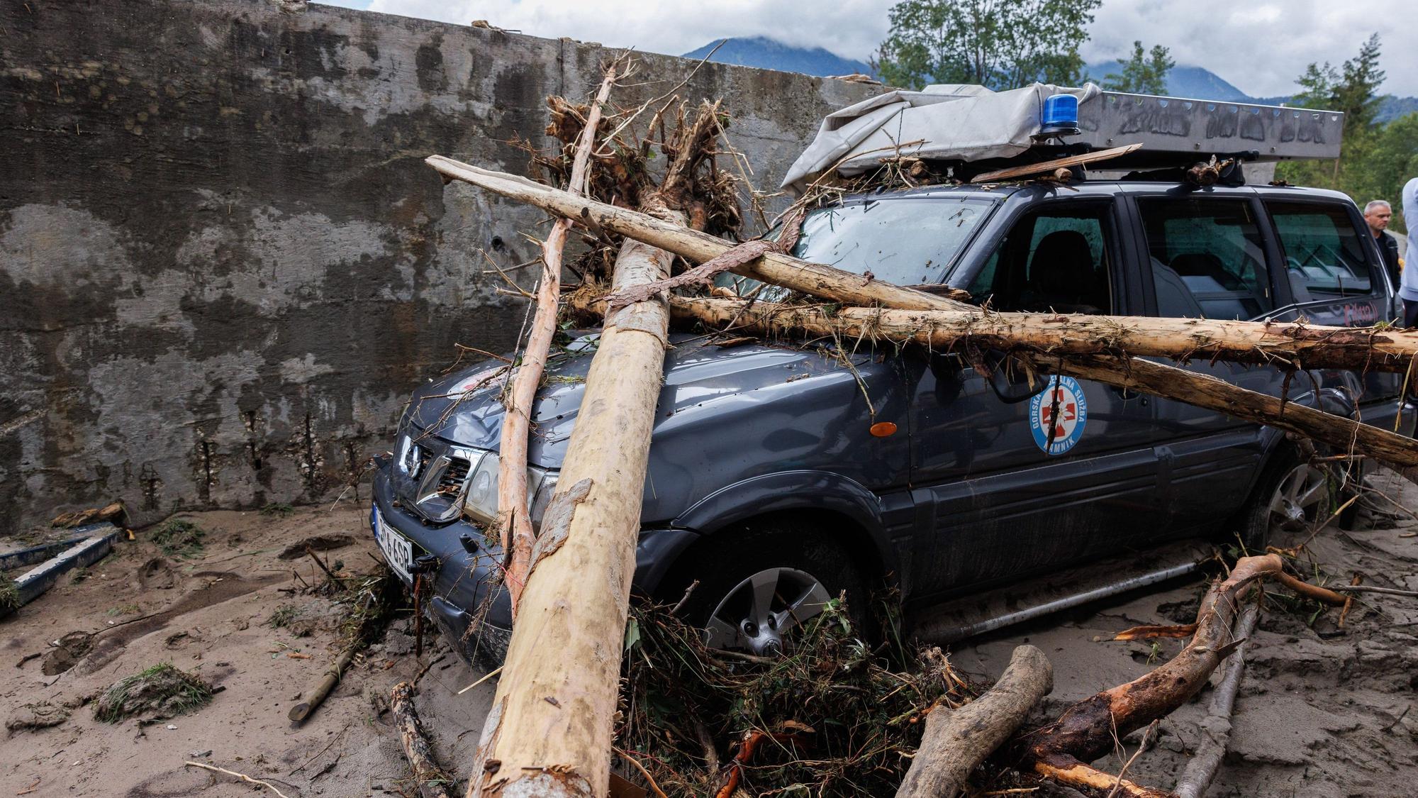 Slowenien, Kamnik: Ein Fahrzeug des Bergrettungsdienstes ist nach dem Hochwasser zerstört.