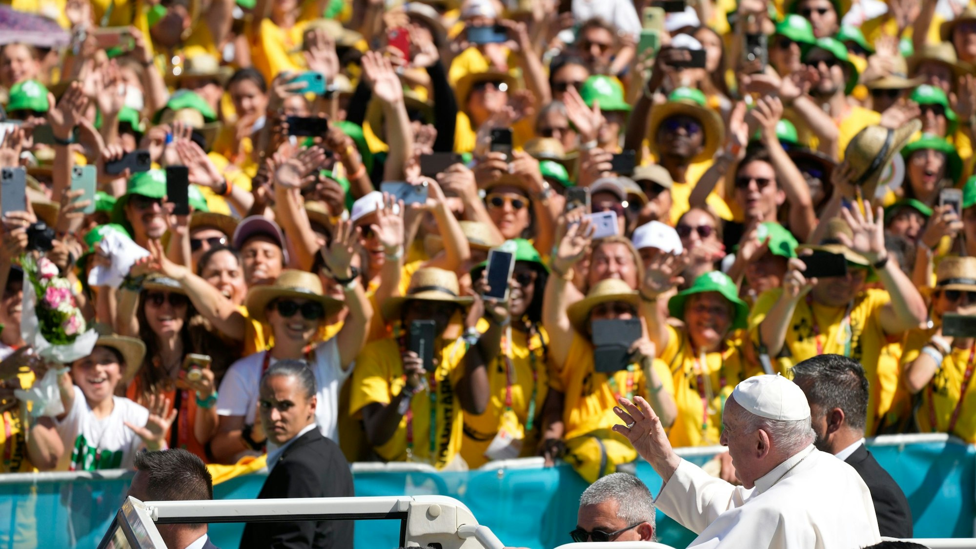 Portugal, Alges: Papst Franziskus winkt den Teilnehmern des Weltjugendtags am Passeio Maritimo.