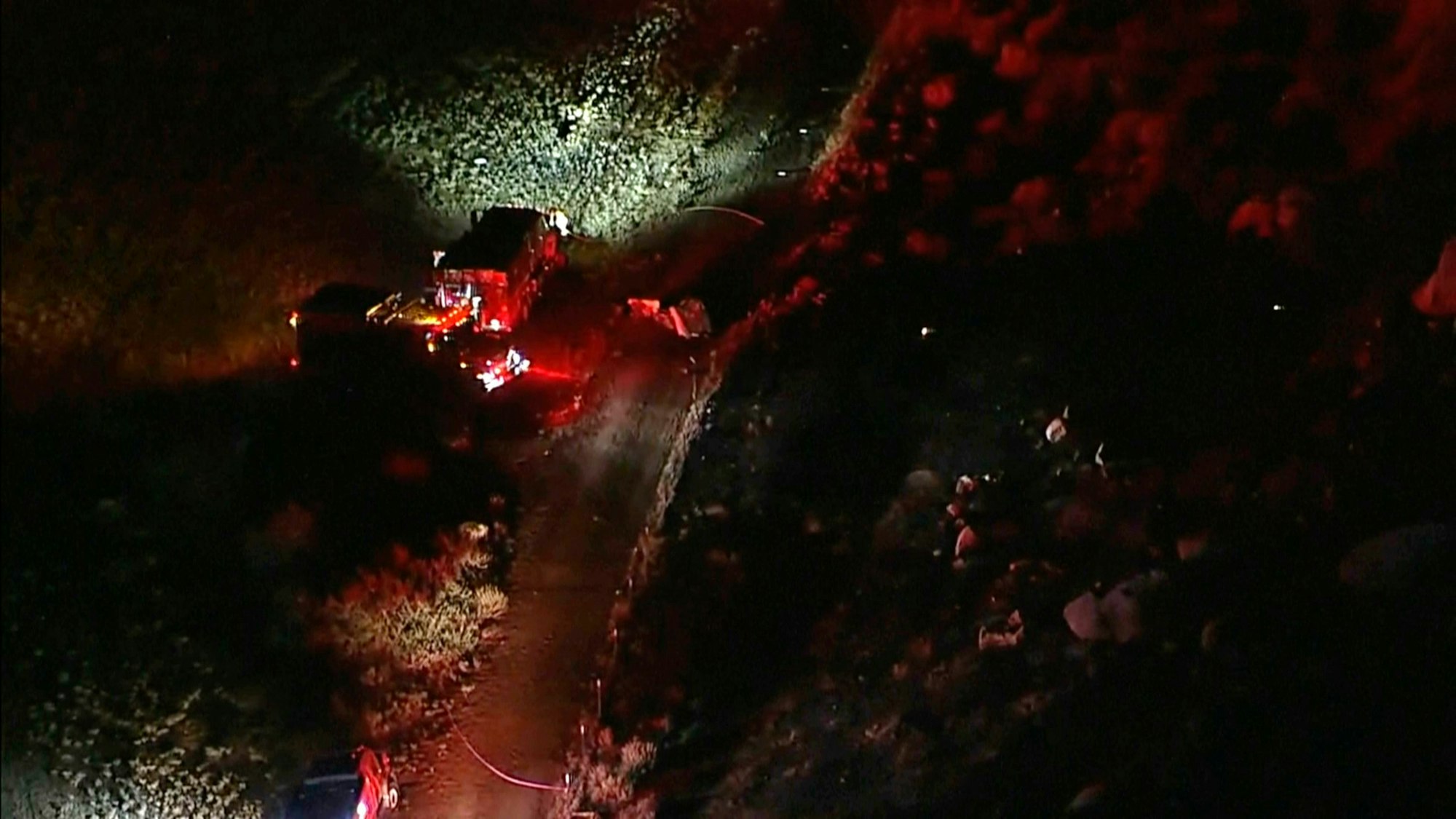 07.08.2023, USA, Cabazon: Dieses von ABC7 Los Angeles zur Verfügung gestellte Videostandbild zeigt den Ort des Absturzes eines Feuerwehrhubschraubers am Fuße eines Berges.
