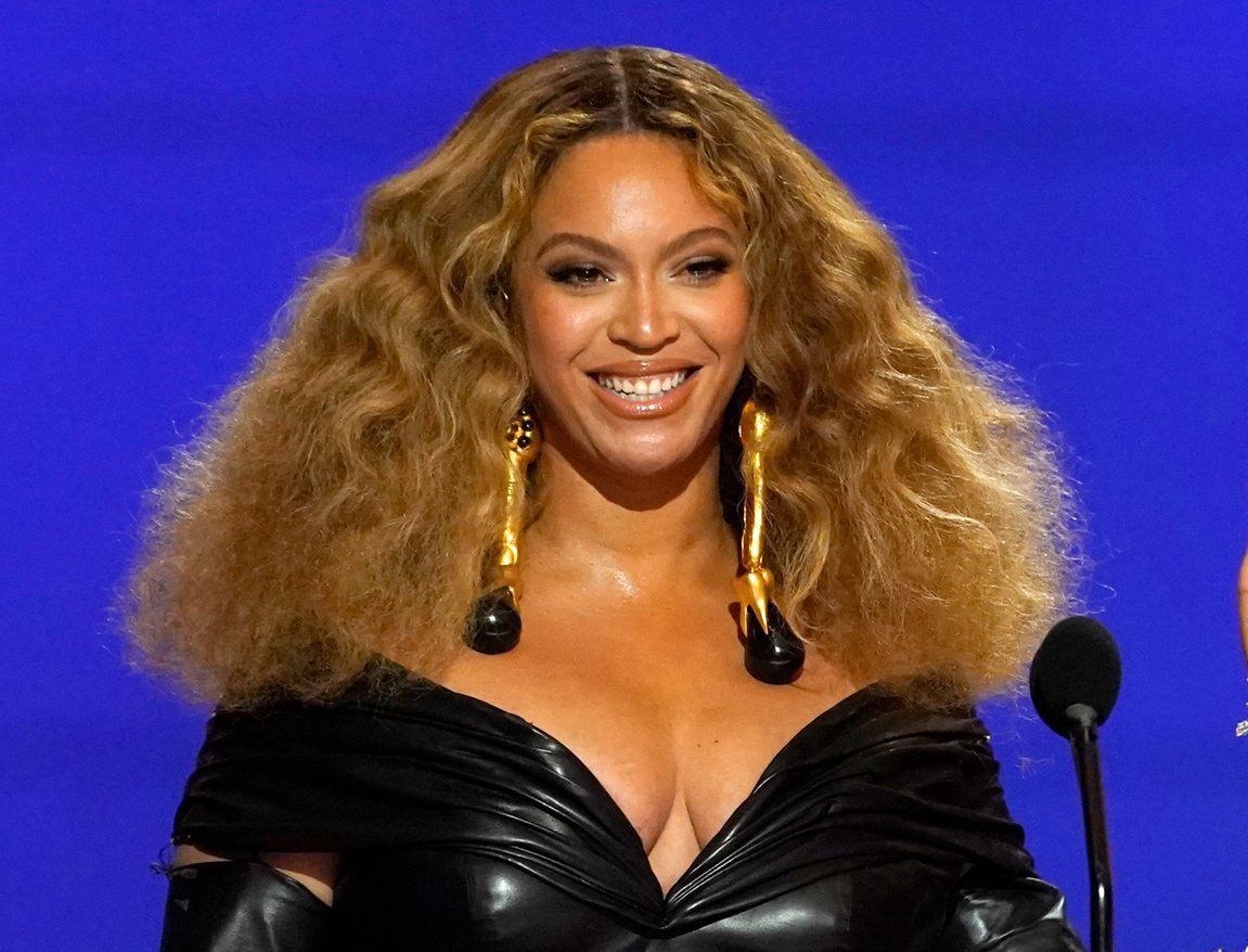 Beyoncé, hier bei einer Preisverleihung im März 2021, hat nach einem verregneten Konzert dafür gesorgt, dass die U-Bahnen länger fahren und Besucherinnen und Besucher nach Hause kommen. (Archivbild)