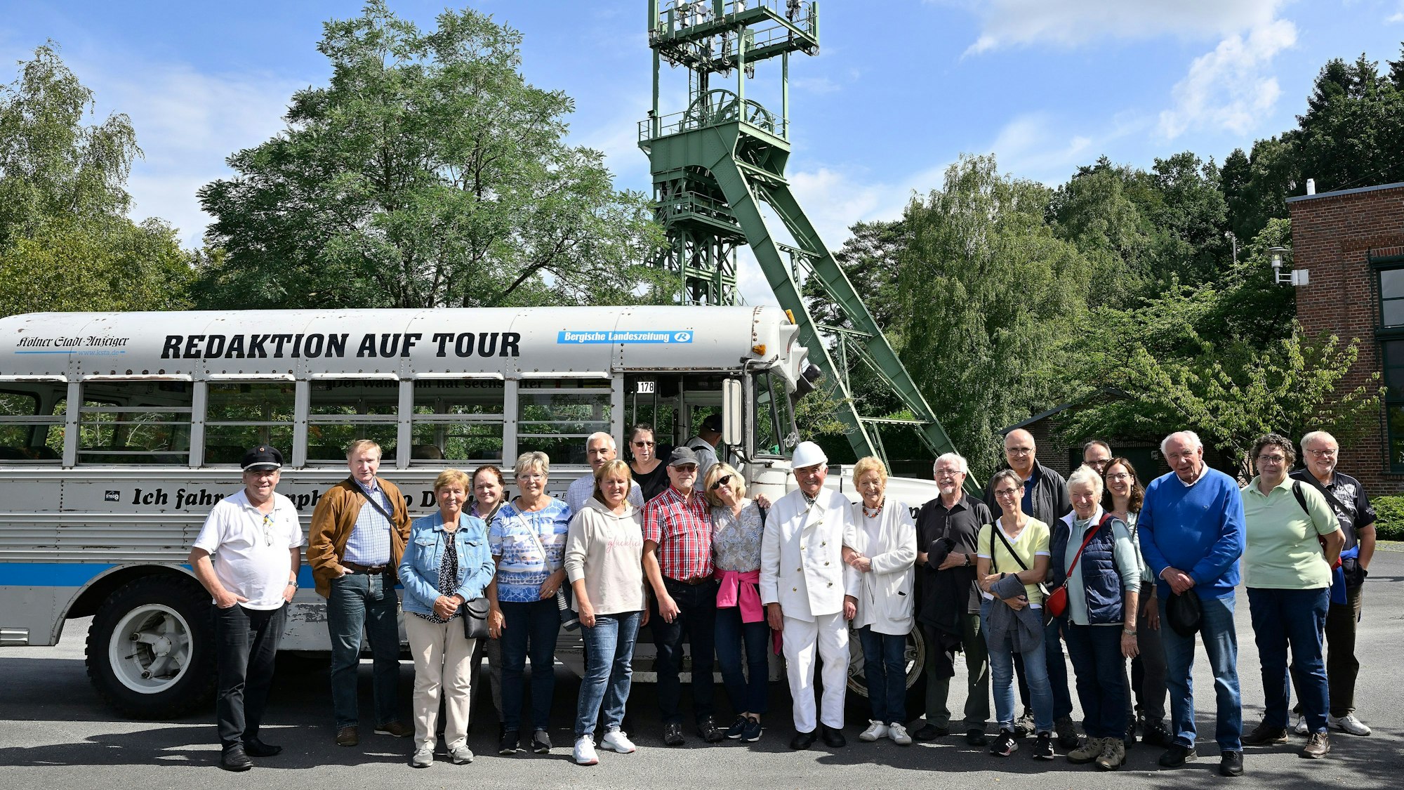 Leser stehen vor dem Bus der Redaktion beim Start der Sommertour zum Bergbaurevier auf dem Lüderich.