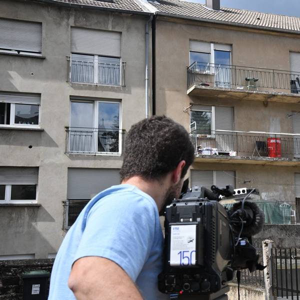 Forbach in Frankreich: Ein Kameramann filmt das Gebäude, in dem eine 53-jährige Deutsche nach mutmaßlich zwölf Jahren Gefangenschaft in einer Wohnung gefunden wurde.