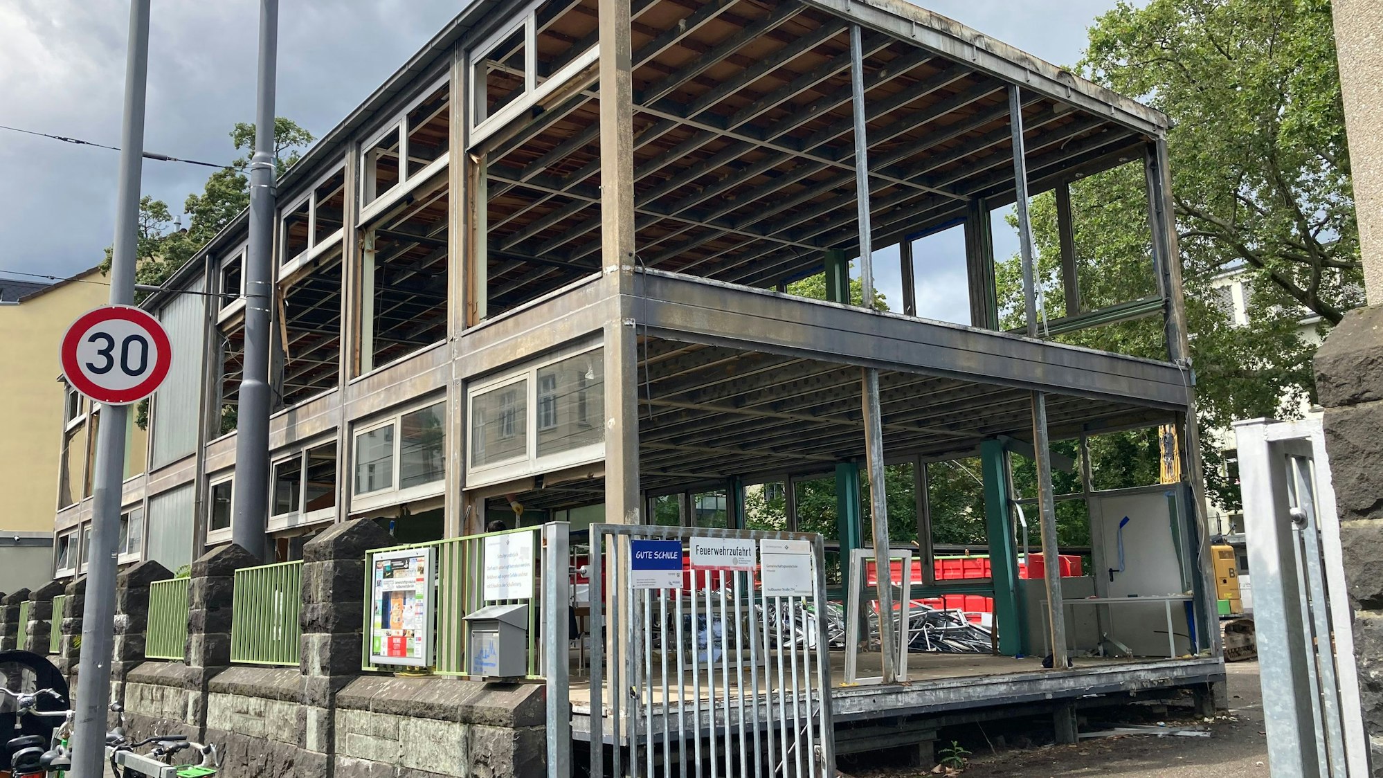 Das Gerippe eines doppelstöckigen Containers ist zu sehen. Die Seitenwände sind demontiert.