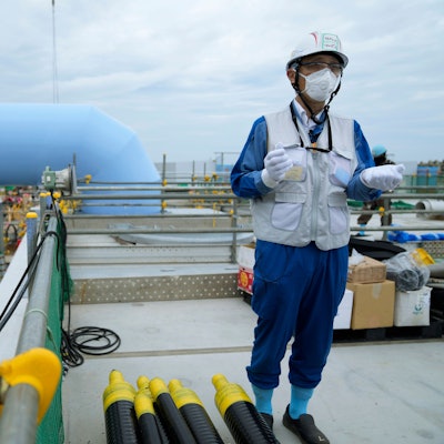 Ein Sprecher von Tokyo Electric Power Company Holdings (TEPCO), spricht während einer Führung durch das Kernkraftwerk Fukushima Daiichi über die geplante Ablassung des aufbereiteten Kühlwassers ins Meer.