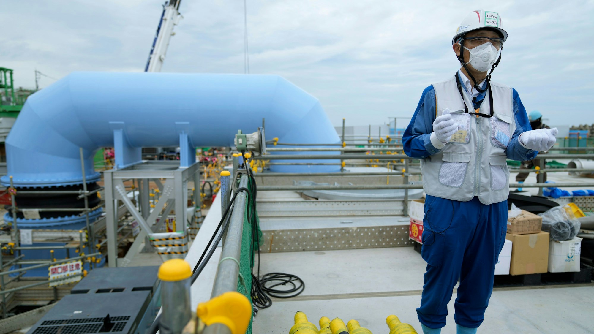 Ein Sprecher von Tokyo Electric Power Company Holdings (TEPCO), spricht während einer Führung durch das Kernkraftwerk Fukushima Daiichi über die geplante Ablassung des aufbereiteten Kühlwassers ins Meer.