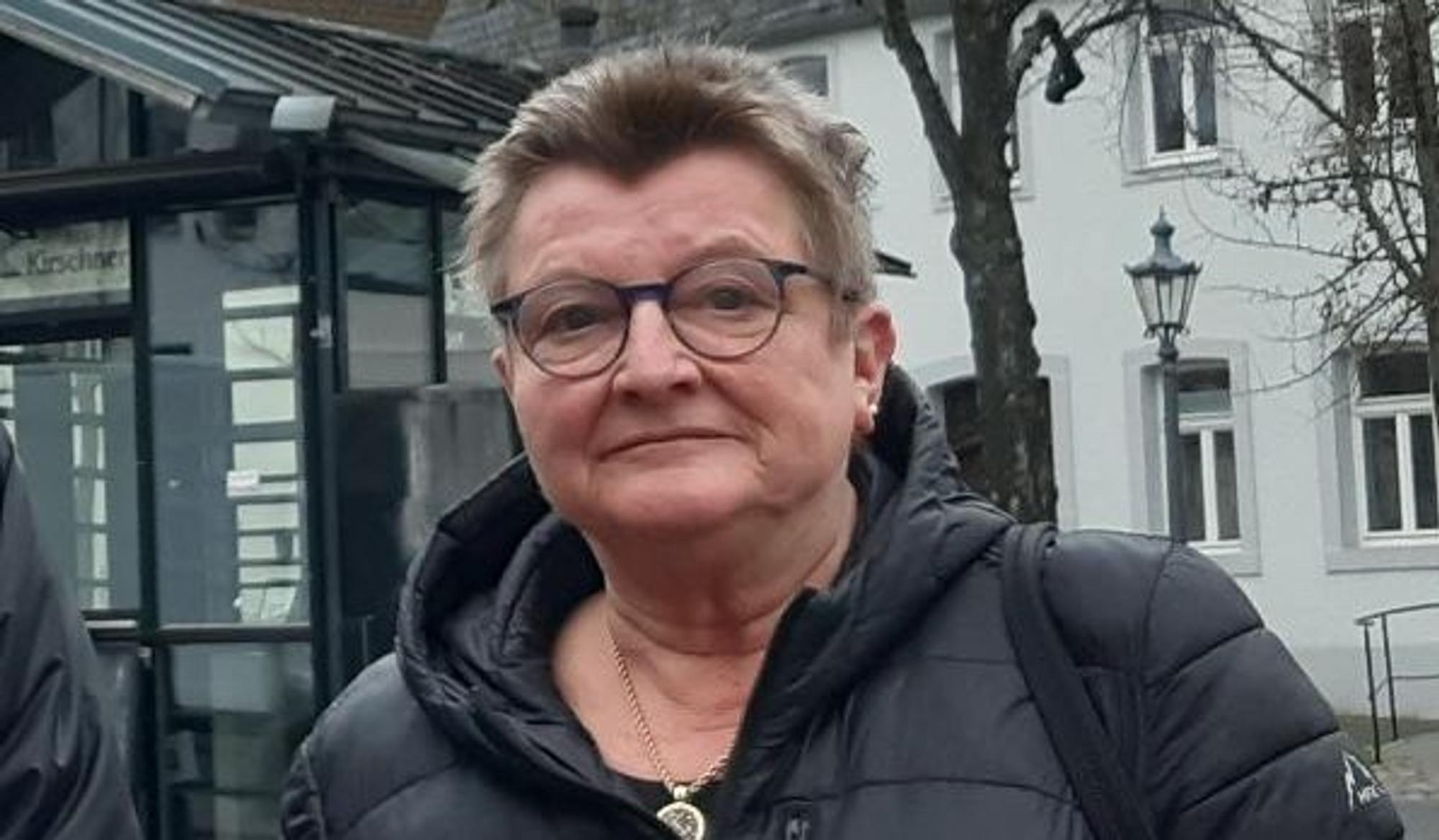 Eine Frau in einer schwarzen Winterjacke.