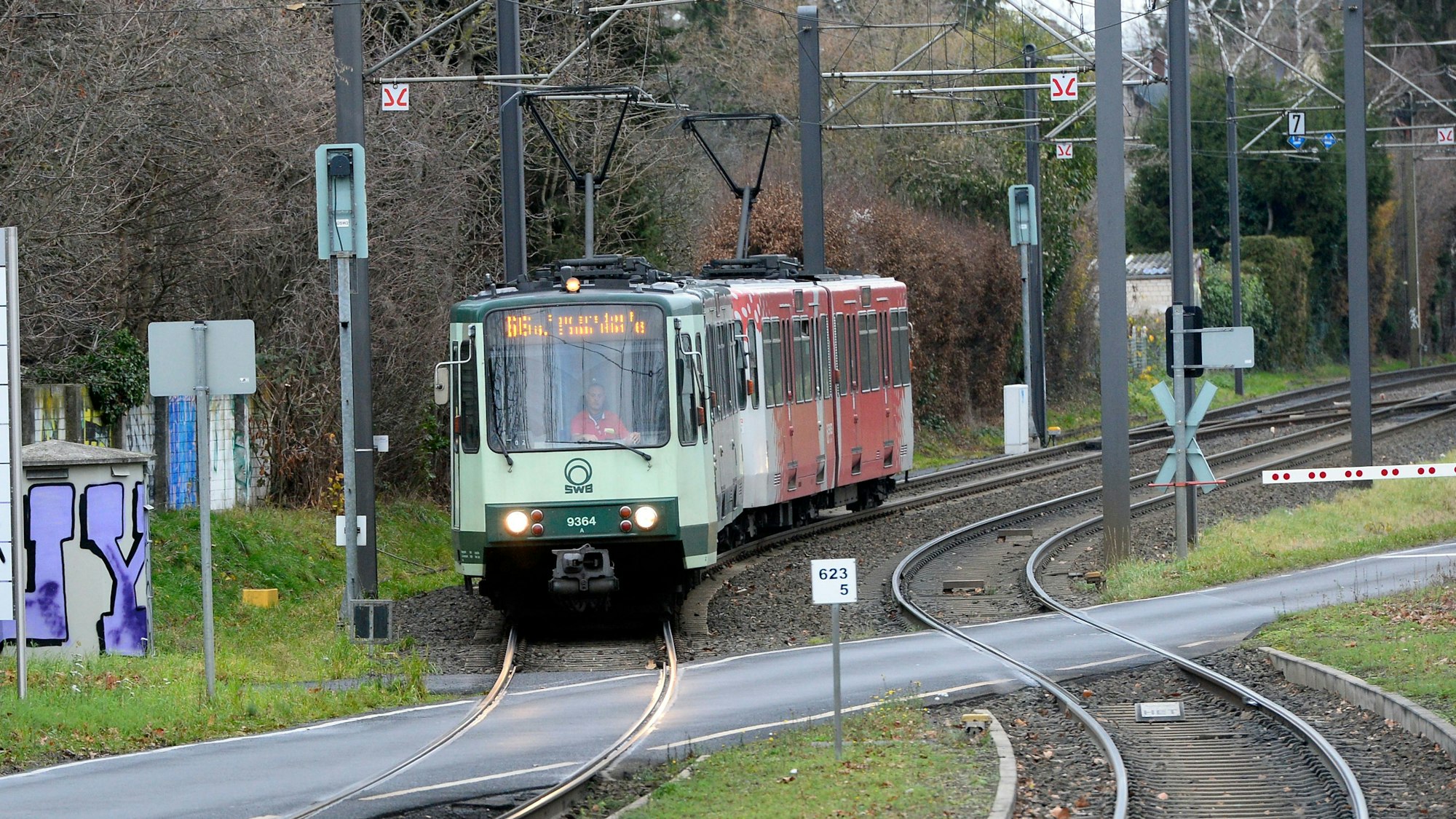 Eine Strassenbahn der Linie 66 kommt aus Richtung Siegburg zur Haltestelle Adelheidistrasse.