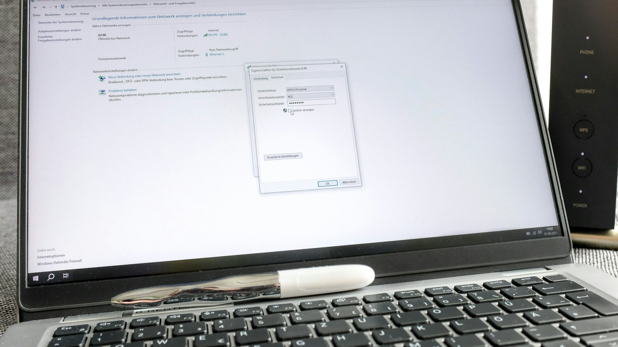 Ein aufgeklapptes Laptop zeigt Programmfenster unter Windows 11.