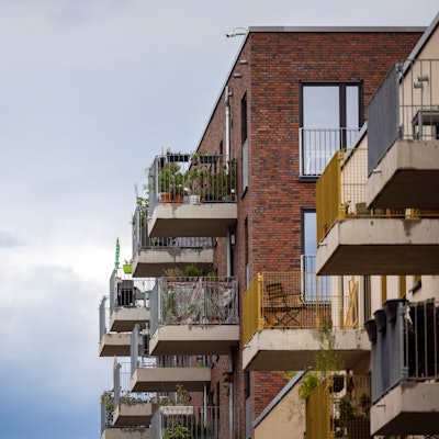 Balkone von Mietwohnungen sind in einem Neubaugebiet (Symbolbild)