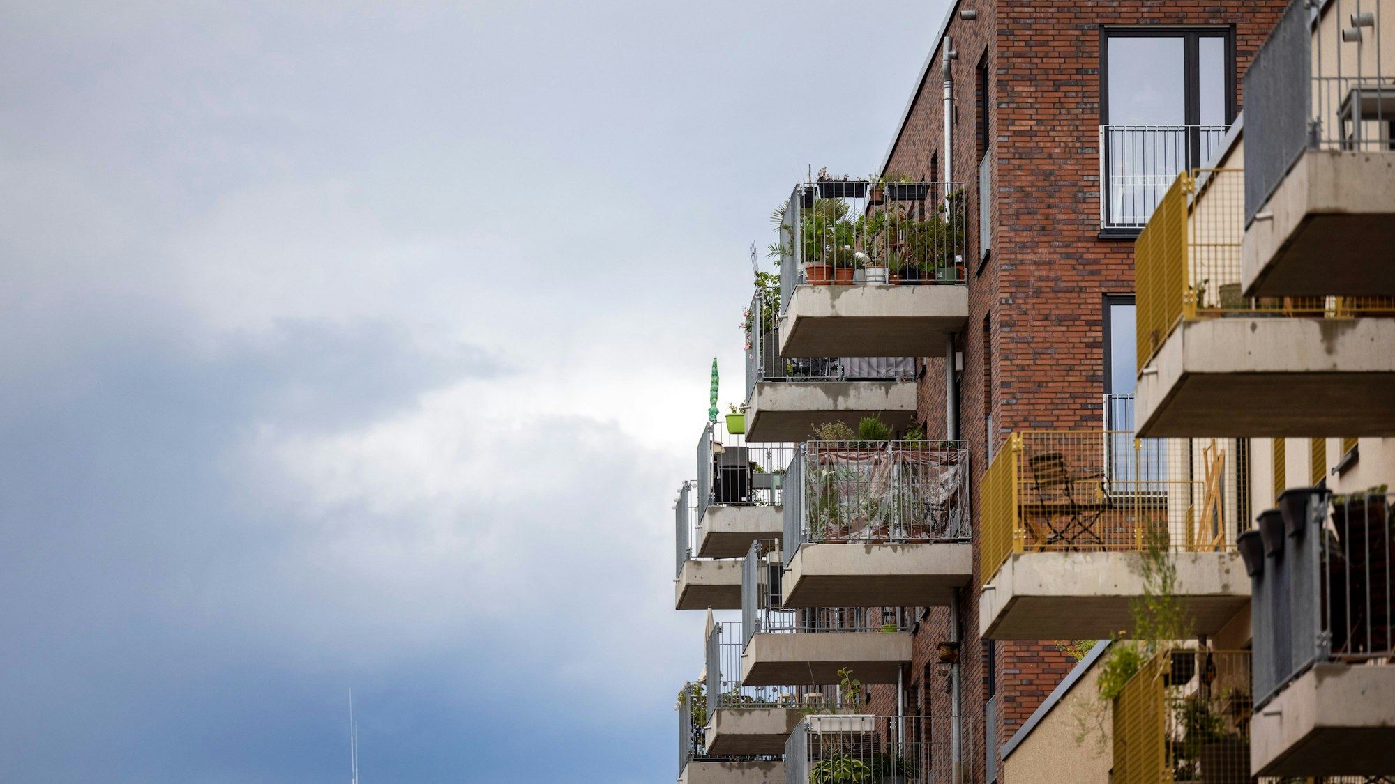 Balkone von Mietwohnungen sind in einem Neubaugebiet (Symbolbild)