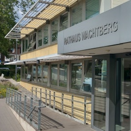 Eine lange Rampe führt zum Eingang des Rathauses der Gemeinde Wachtberg in Berkum.