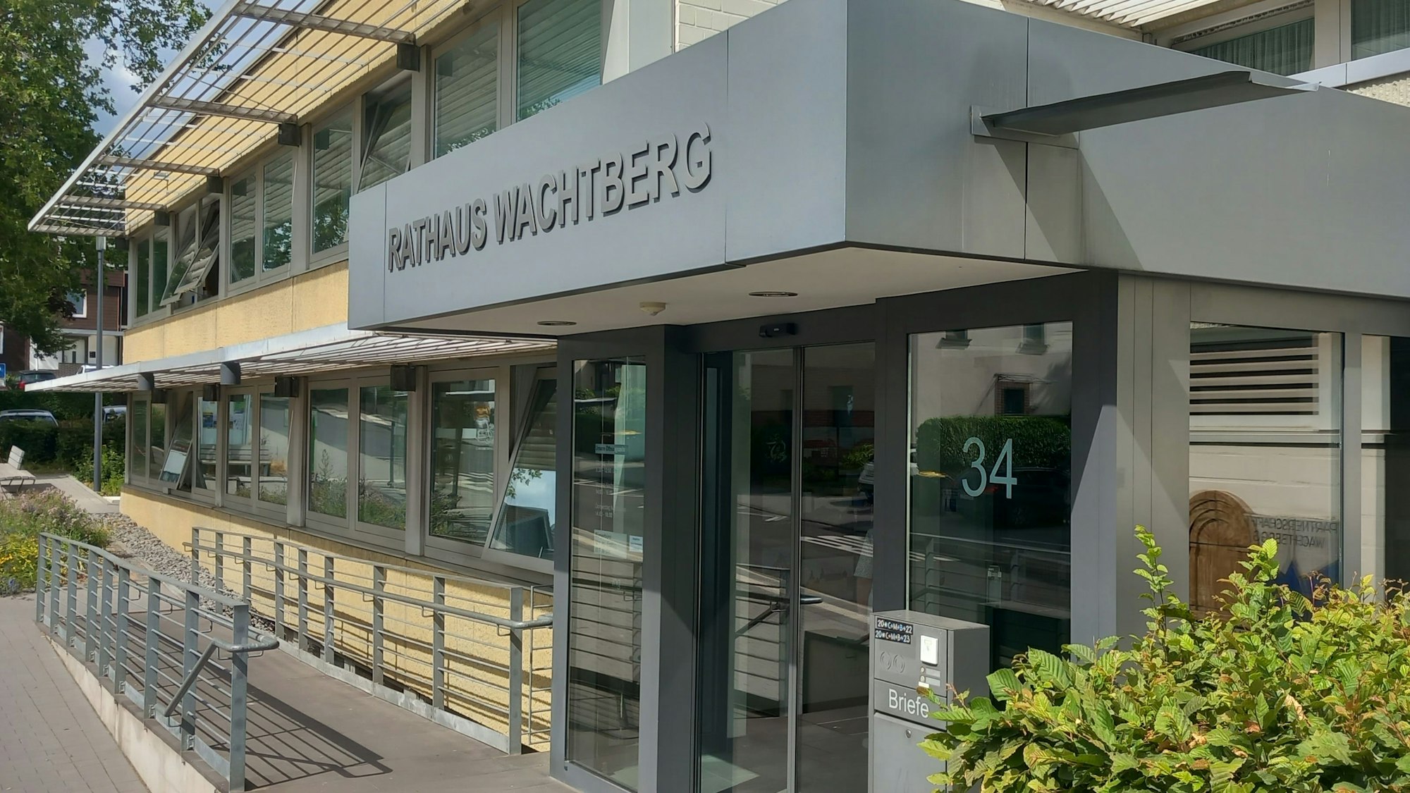 Eine lange Rampe führt zum Eingang des Rathauses der Gemeinde Wachtberg in Berkum.