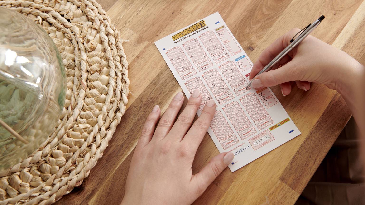 Eurojackpot Spielschein auf Tisch.