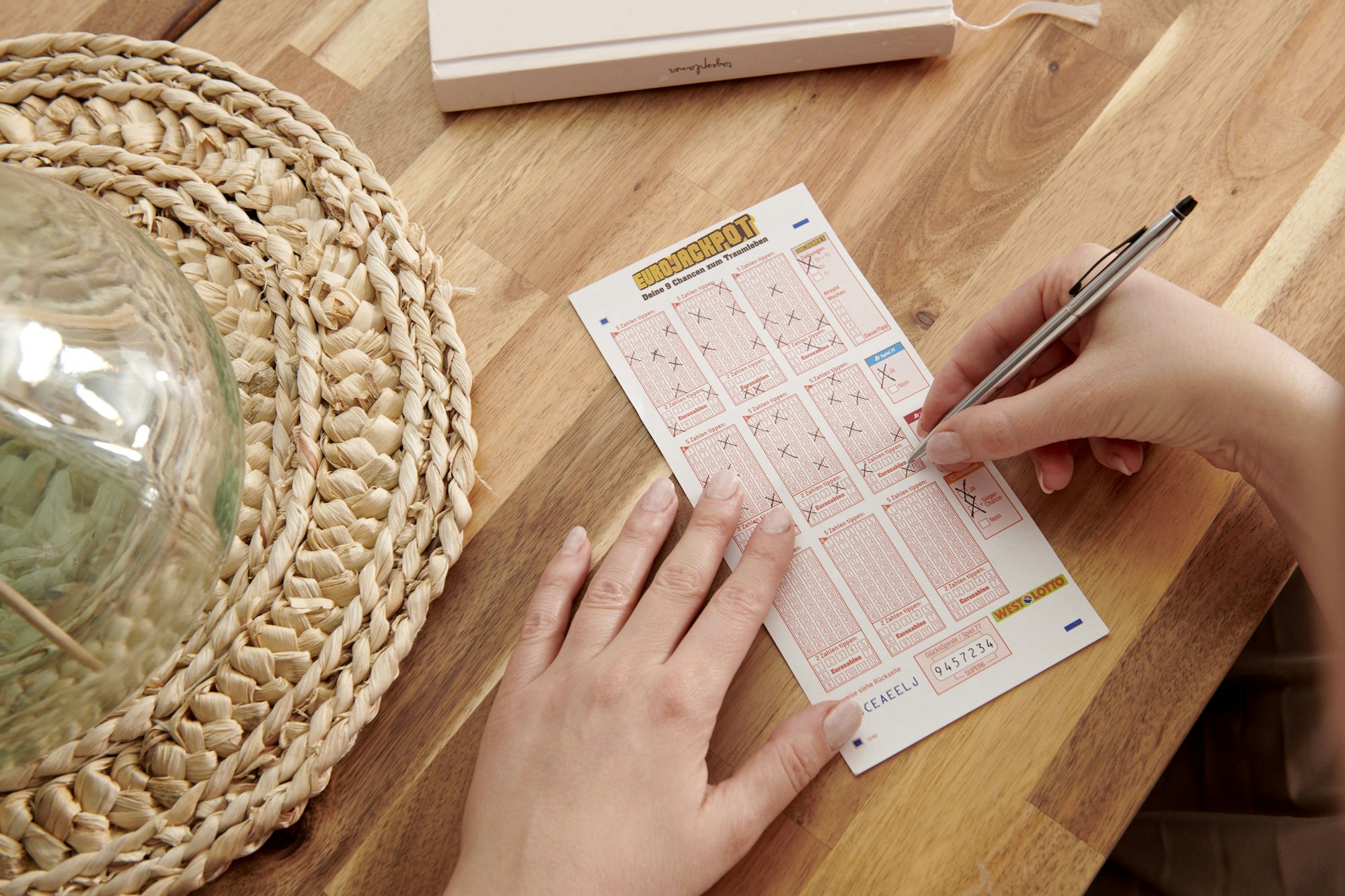 Eurojackpot Spielschein auf Tisch.