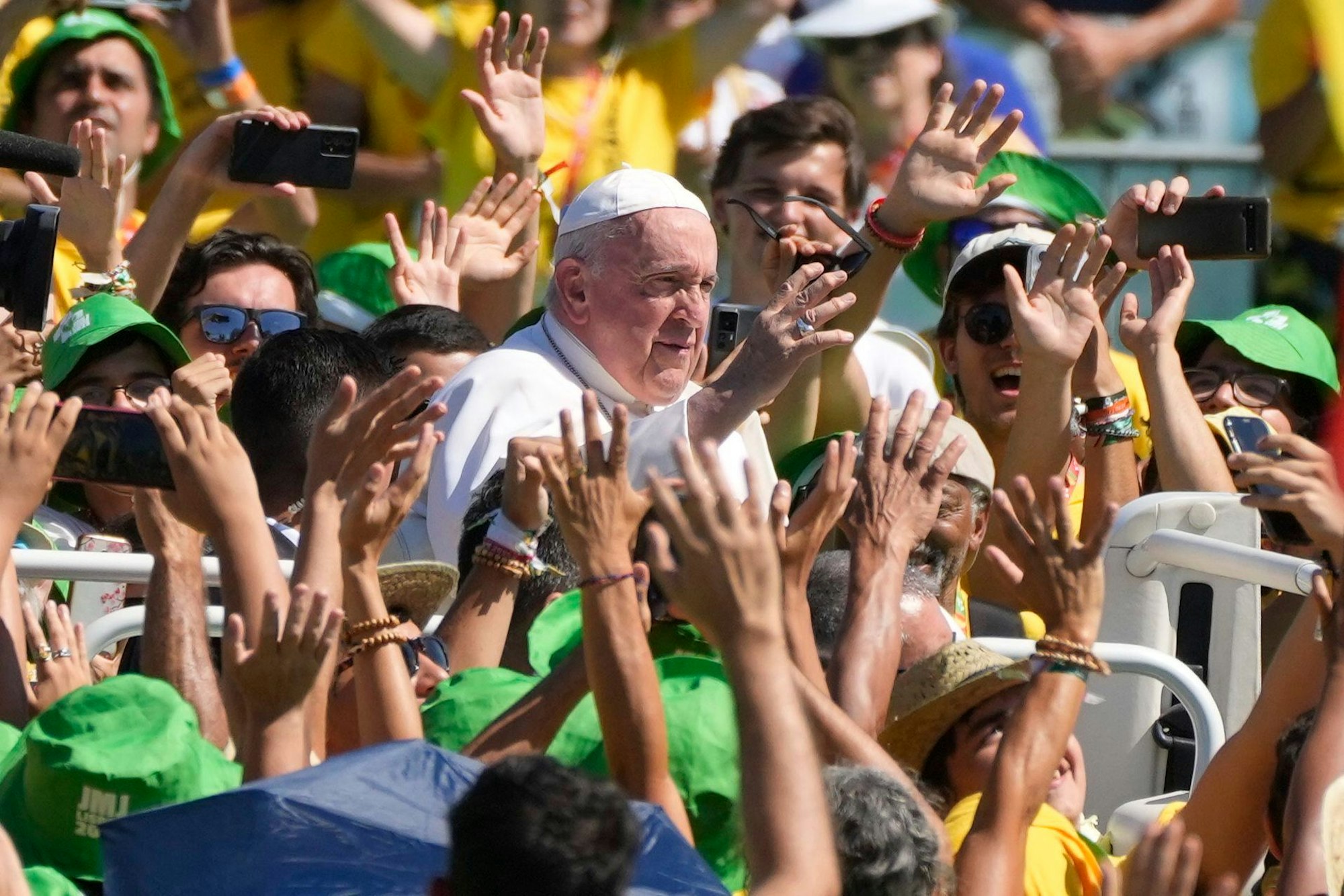 06.08.2023, Portugal, Alges: Papst Franziskus (M) grüßt die Teilnehmer des Weltjugendtags am Passeio Maritimo.