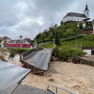 Eine Brücke ist in der Nähe der Stadt Kamnik eingestürzt. Inmitten der schweren Unwetter und Überschwemmungen in Slowenien ist die Leiche eines Mannes gefunden worden.