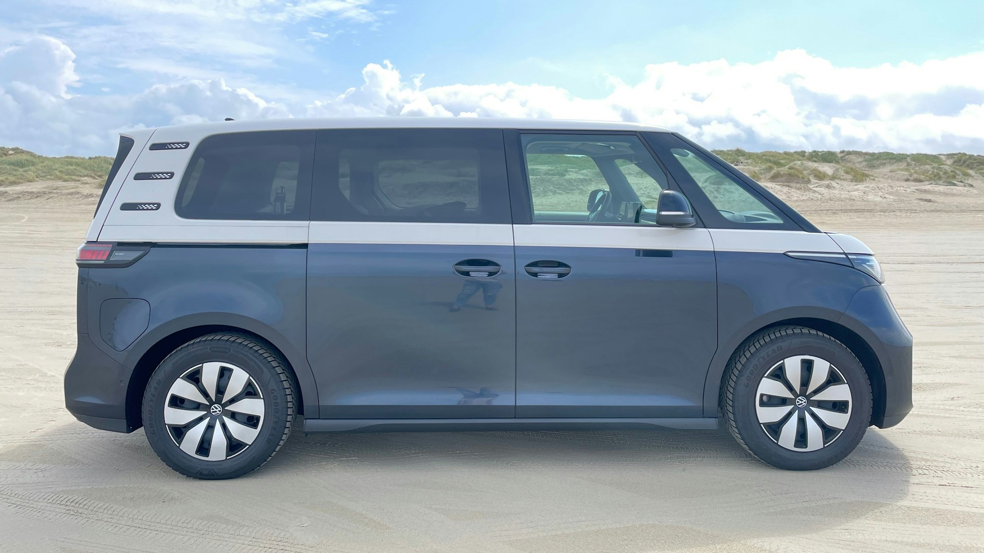 Sieht aus wie ein Surfertraum: Der ID.Buzz am Autostrand von Rømø.