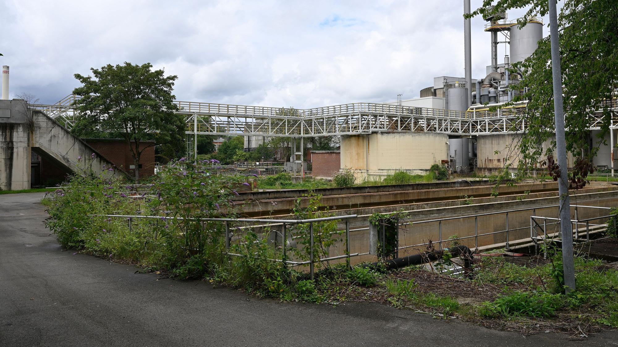 Vor Industrieanlagen sind große Becken zu sehen.