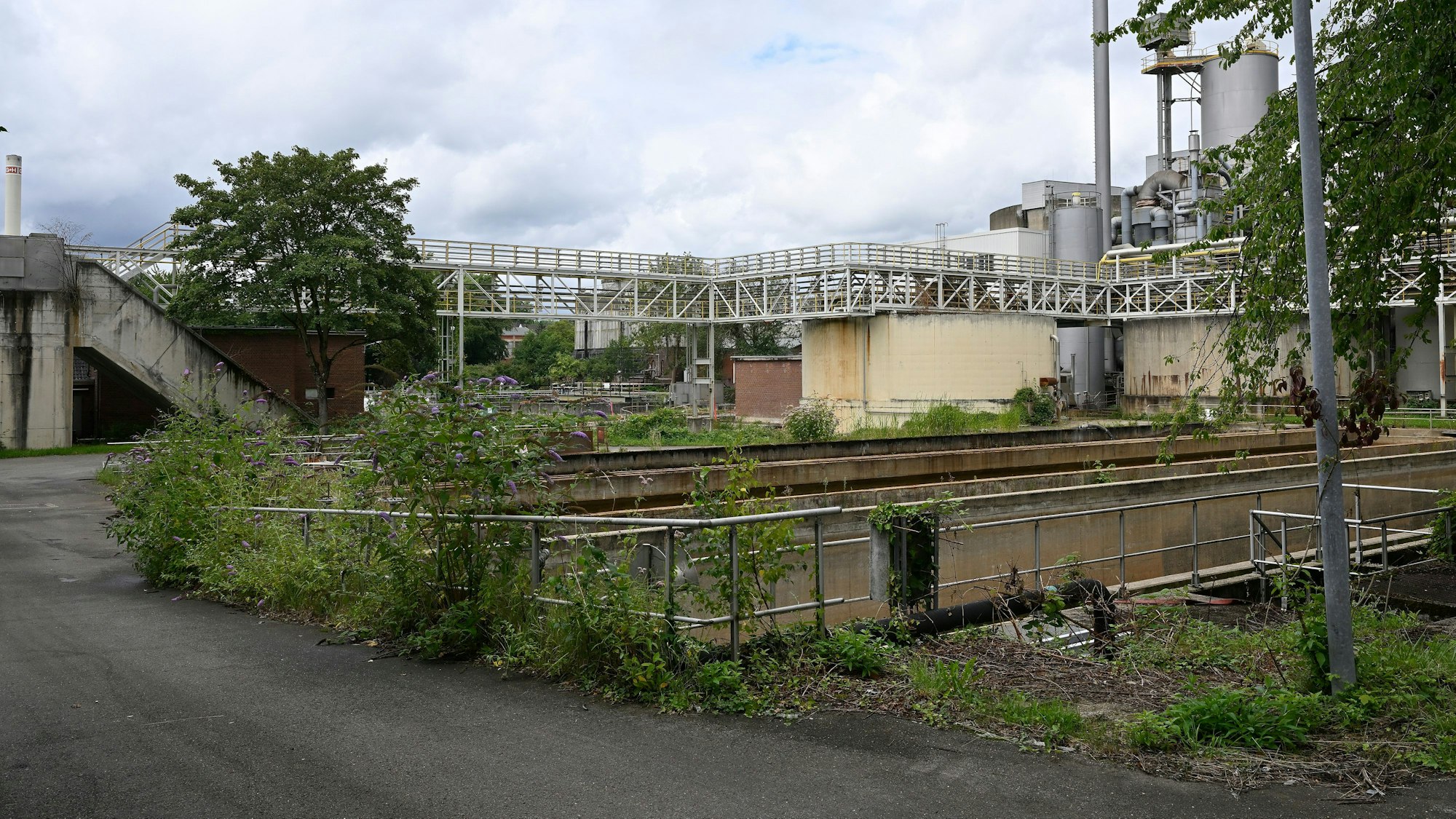 Vor Industrieanlagen sind große Becken zu sehen.