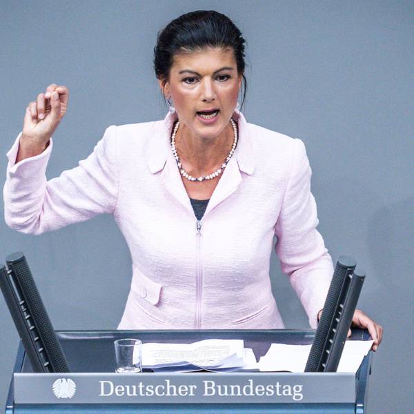 Sahra Wagenknecht spricht an einem Rednerpult.