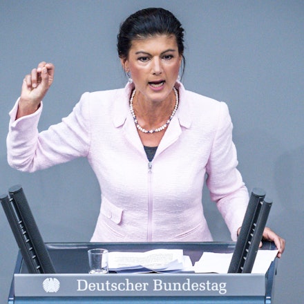 Sahra Wagenknecht spricht an einem Rednerpult.