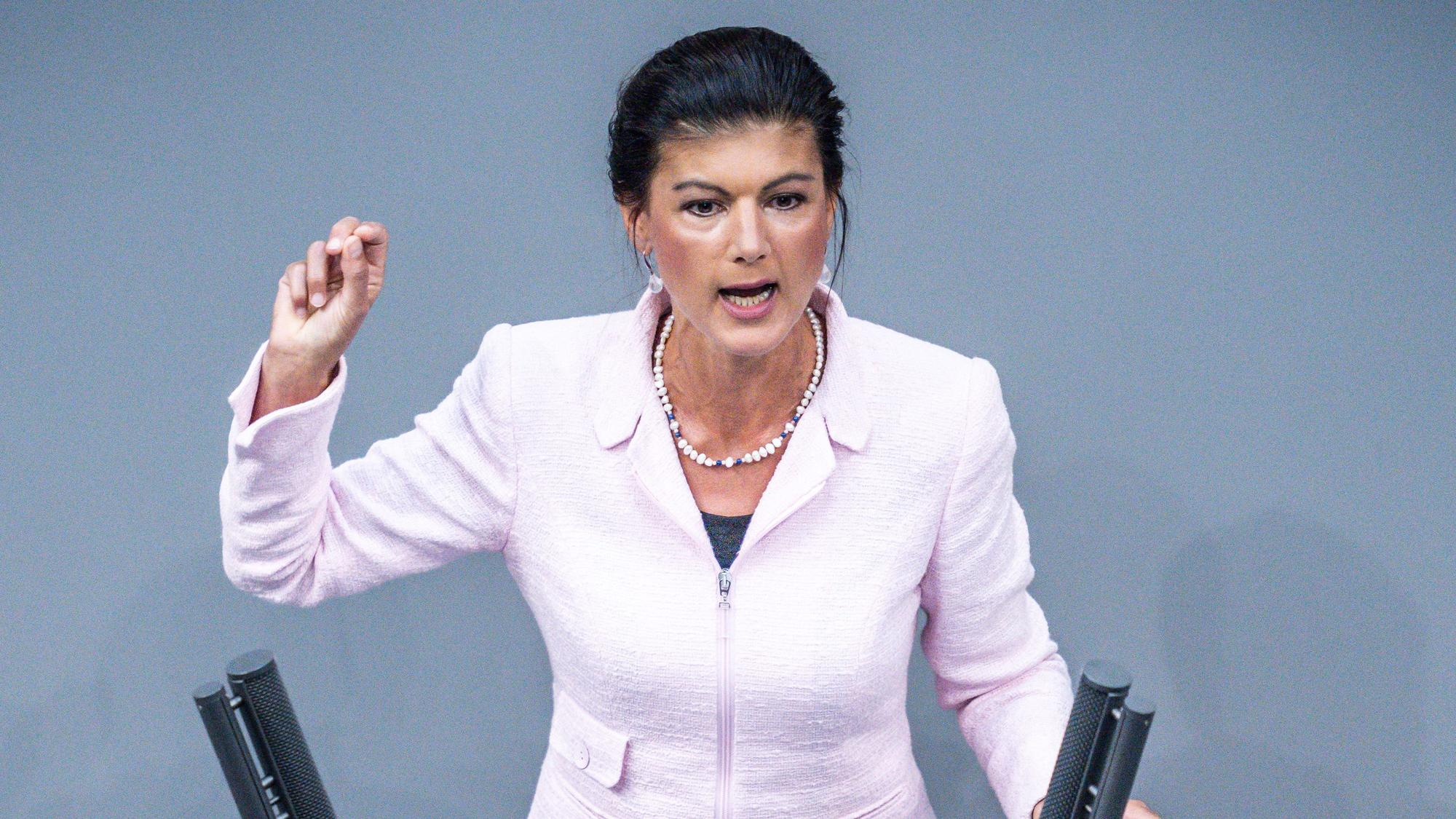 Sahra Wagenknecht spricht an einem Rednerpult.