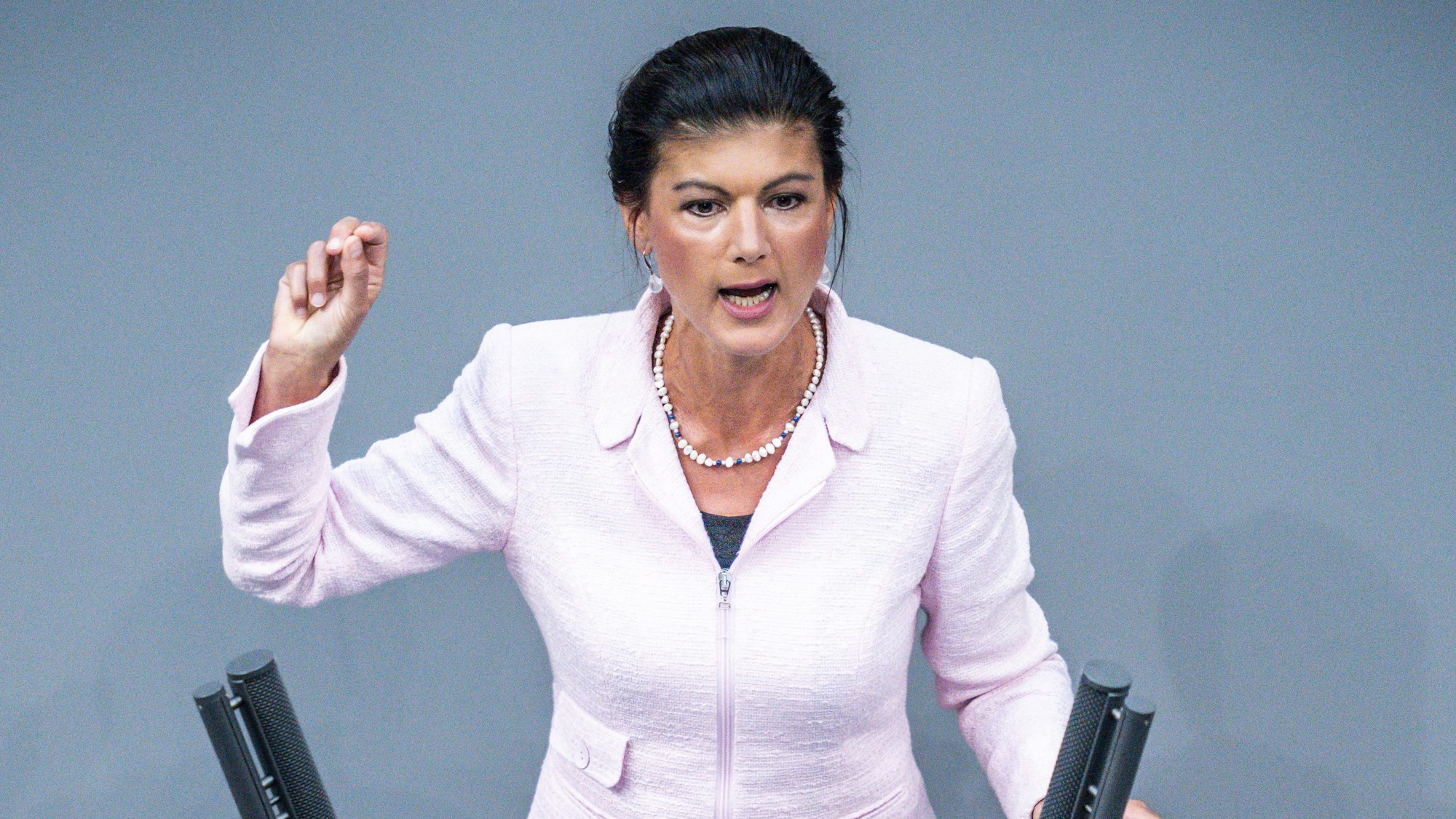 Sahra Wagenknecht spricht an einem Rednerpult.