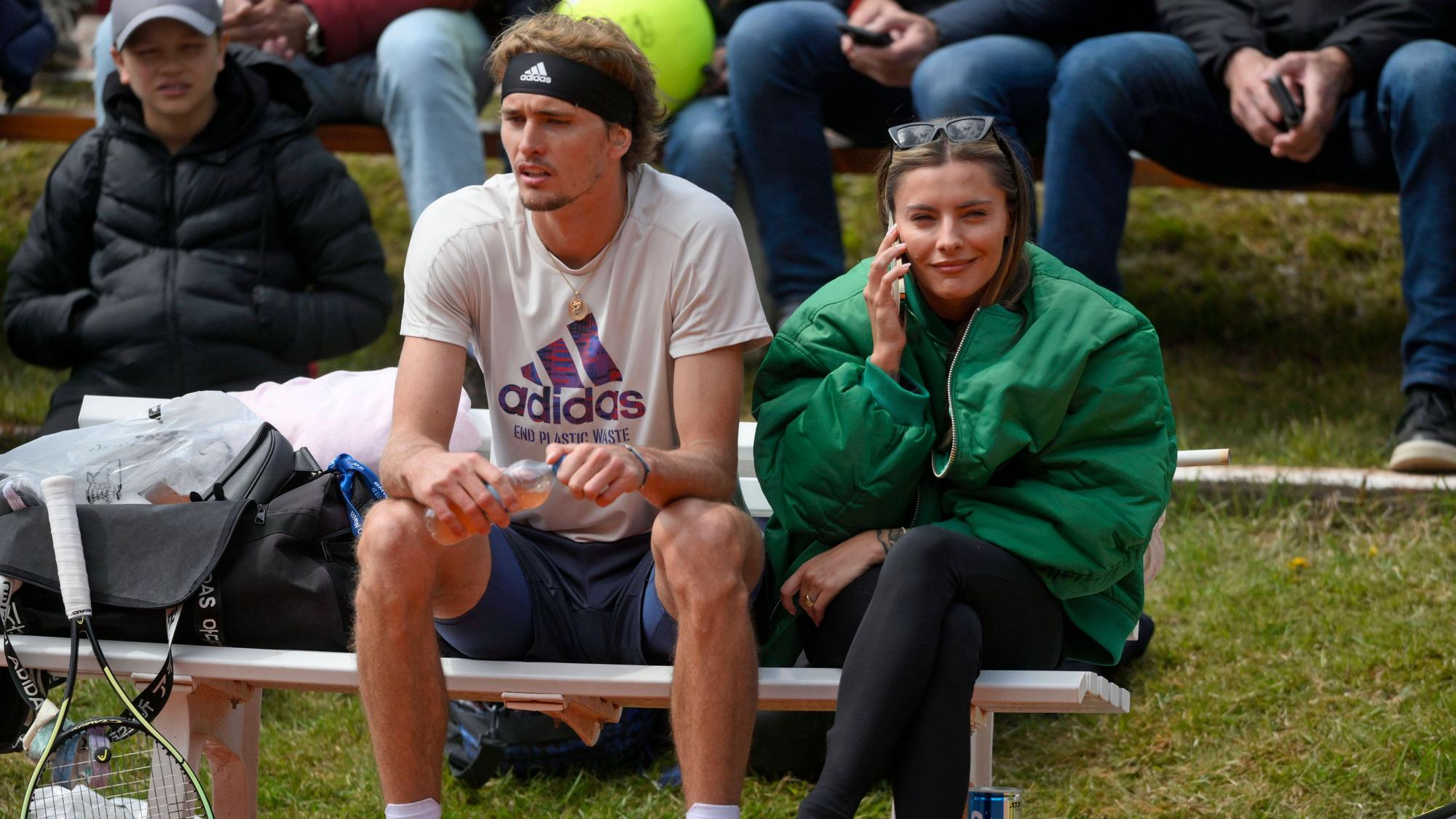 Alexander Sascha Zverev trainiert am Nebenplatz, seine Freundin Sophia Thomalla, auf der Bank begleitet ihn, manchmal telefonierend.