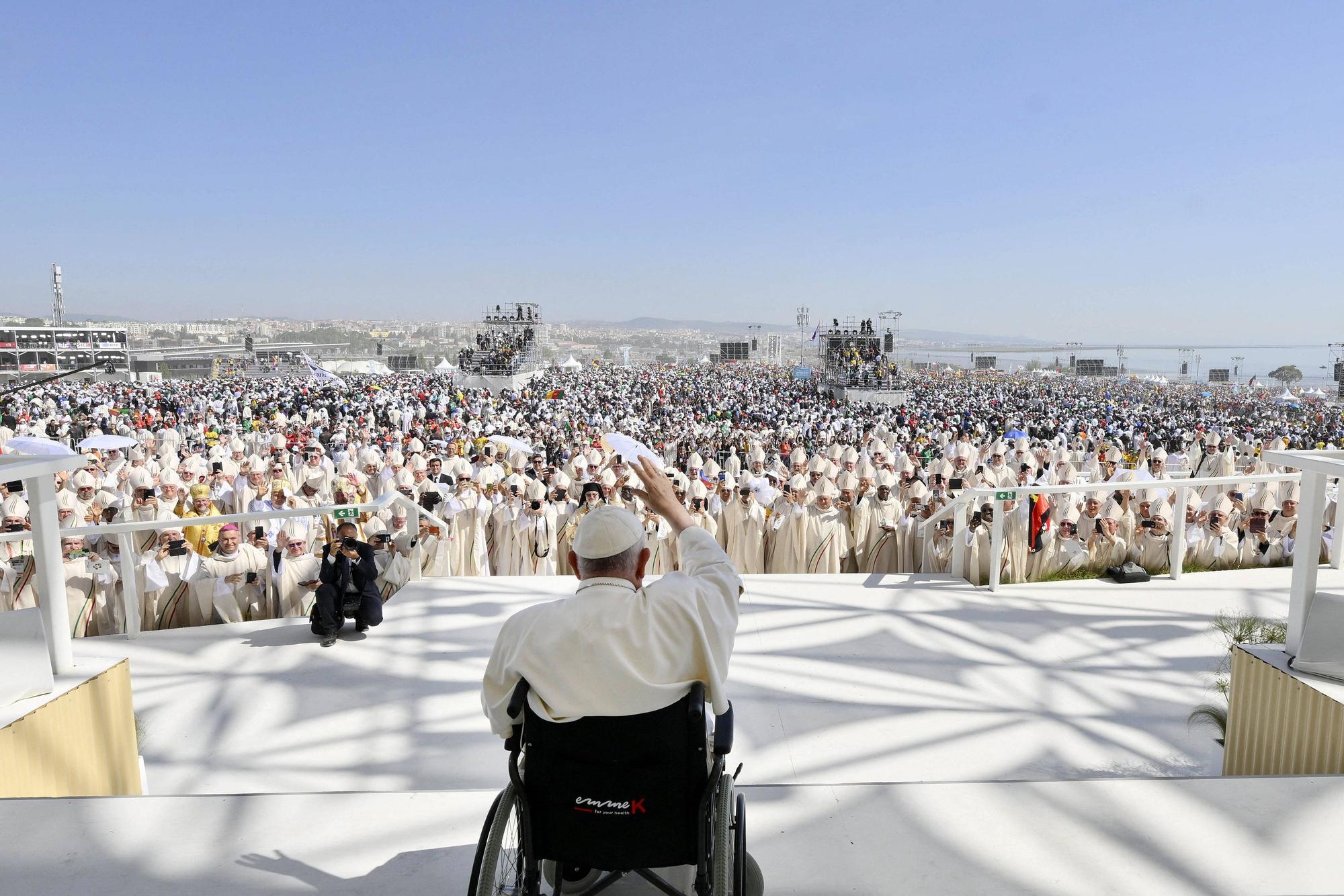 Papst Franziskus zelebriert mit den Teilnehmern die heilige Messe.