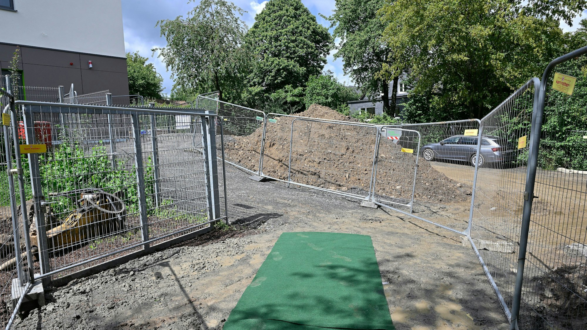 Rund um die neuen Schulen ist noch Baustelle - Bauzäune und Matten bestimmen das Bild, aber der Unterricht kann beginnen.