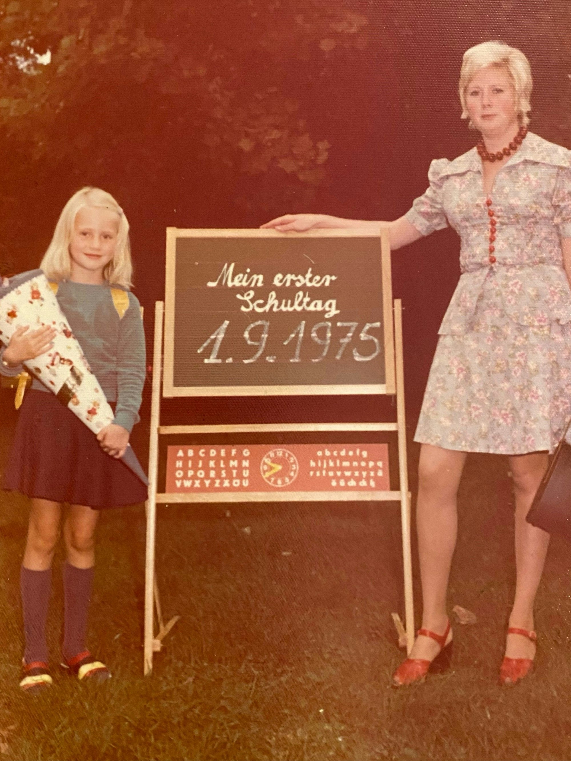 Das Bild zeigt Susanne Stupp mit der Schultüte bei der Einschulung. Heute ist sie Bürgermeisterin der Stadt Frechen.