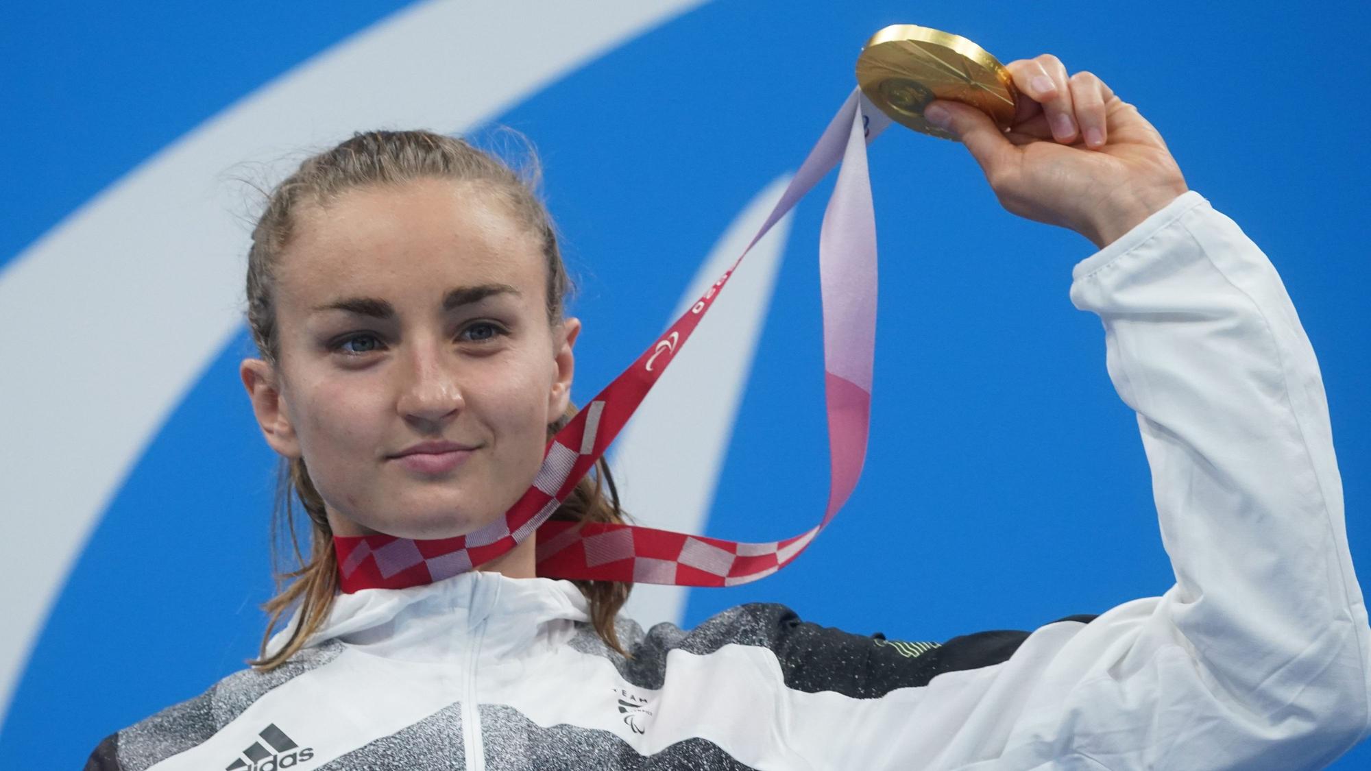 Elena Semechin feiert ihre Goldmedaille über 100 Meter Brust bei den Paralympics in Tokio.