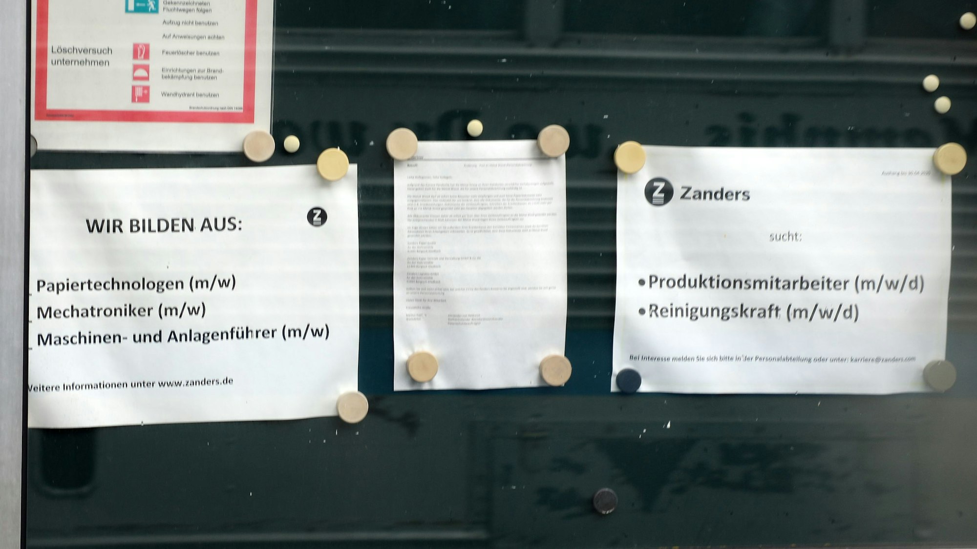 Aushänge in einem Schaukasten auf dem Bergisch Gadbacher Zanders-Geländer