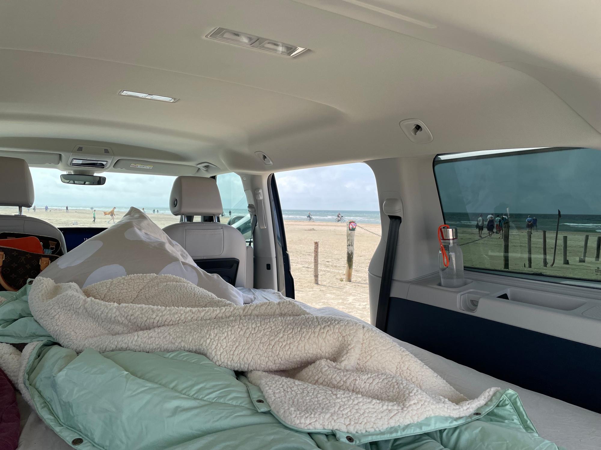 Bulli mit Ausblick: Der ID.Buzz am Autostrand. Karolina Meyer-Schilf; Bulli mit Ausblick: Der ID.Buzz am Autostrand.; lakolk; ; ;;