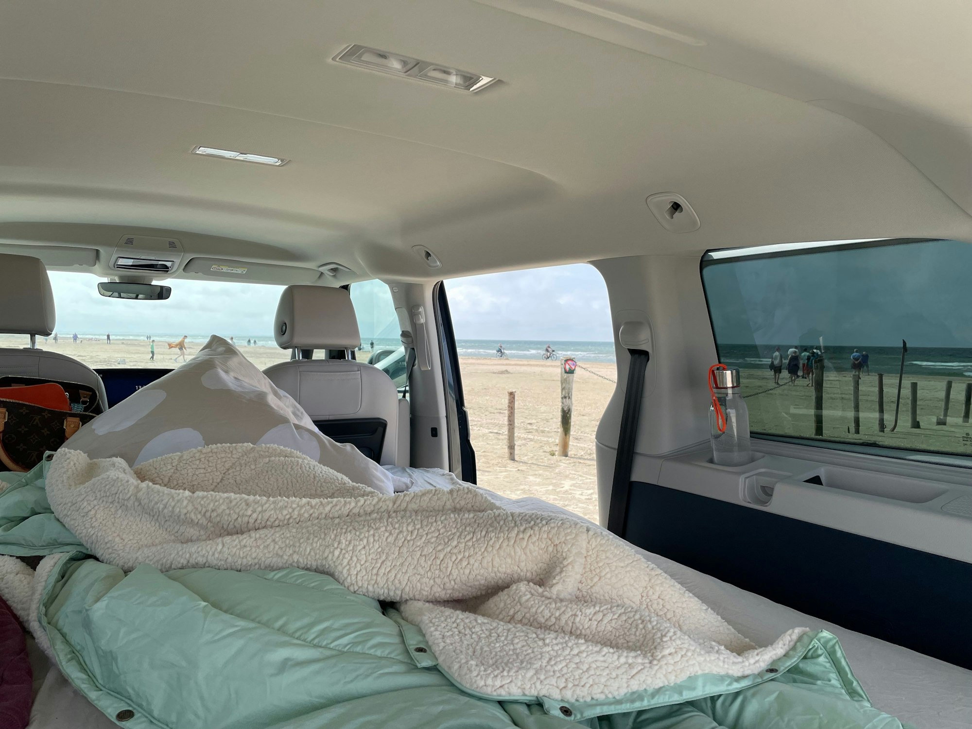 Bulli mit Ausblick: Der ID.Buzz am Autostrand. Karolina Meyer-Schilf; Bulli mit Ausblick: Der ID.Buzz am Autostrand.; lakolk; ; ;;