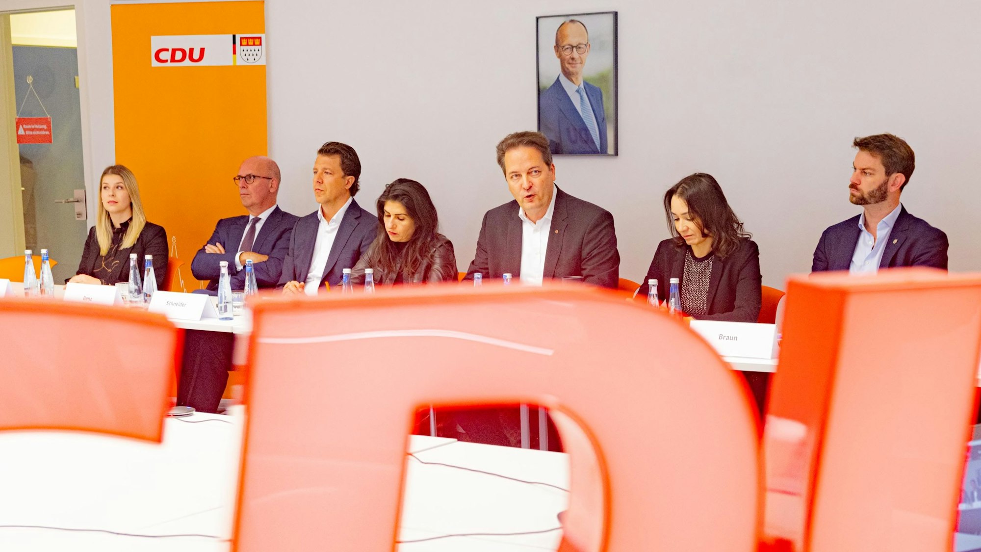 Parteichef Karl Alexander Mandl (Mitte) und der neue geschäftsführende Vorstand in den Räumen der Kreisgeschäftsstelle.