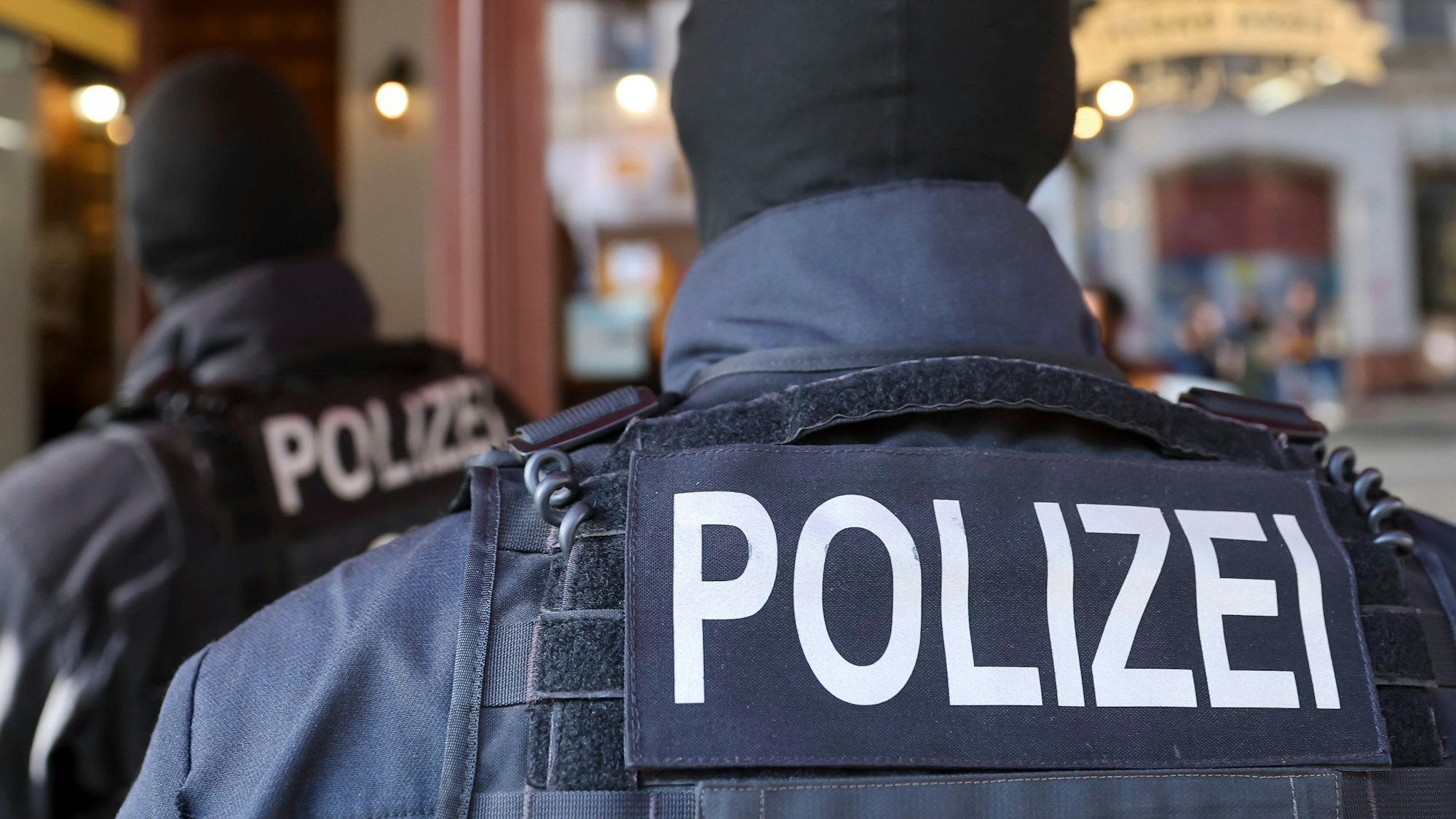 ARCHIV - 09.06.2022, Sachsen, Leipzig: Polizisten führen eine Razzia durch. (zu dpa: «Polizei im Südosten soll aufgestockt werden - Frauenquote steigt») Foto: Jan Woitas/dpa +++ dpa-Bildfunk +++