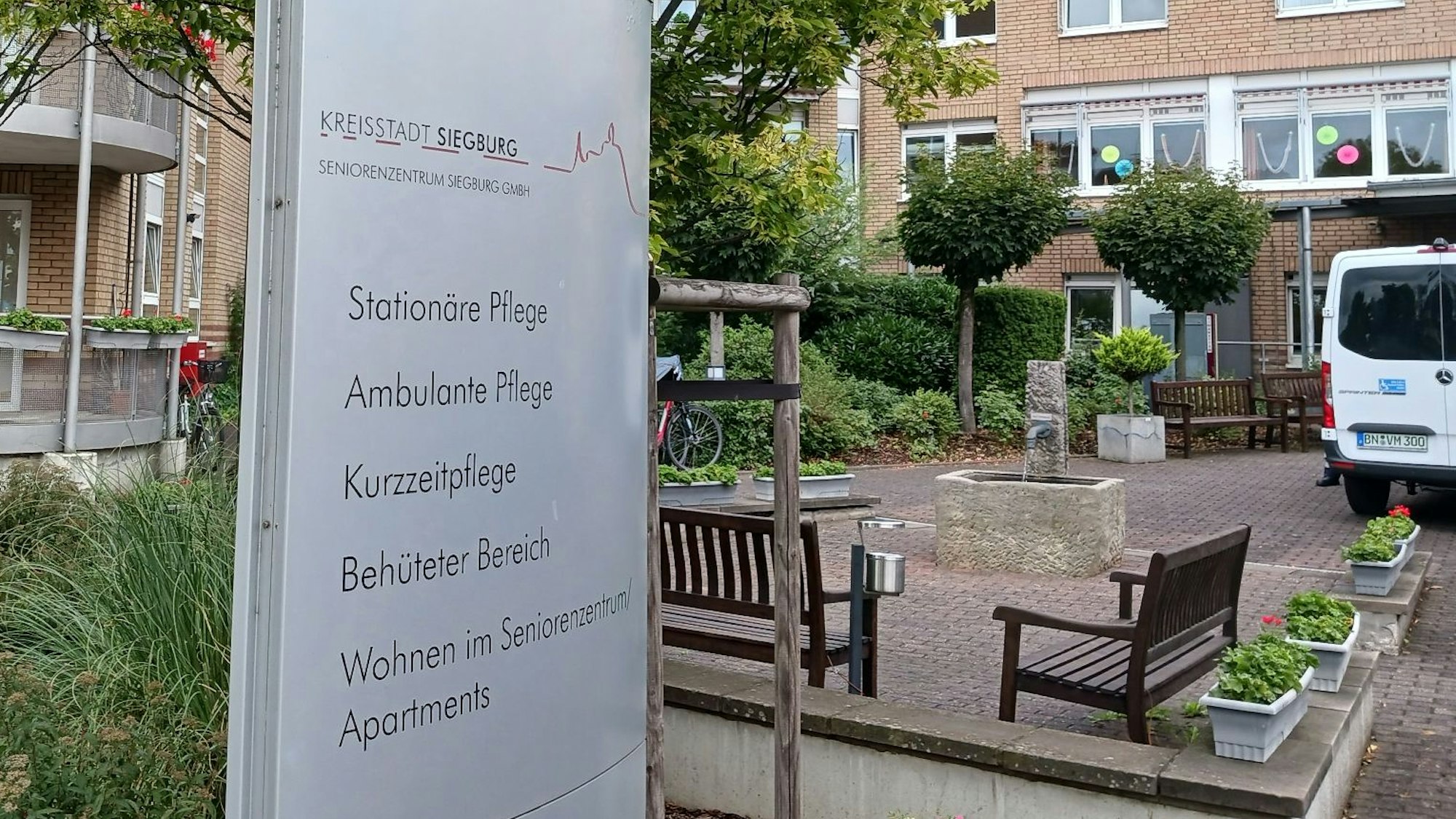 Ein Hinweisschild steht vor dem Seniorenzentrum Am Hohen Ufer in Siegburg.