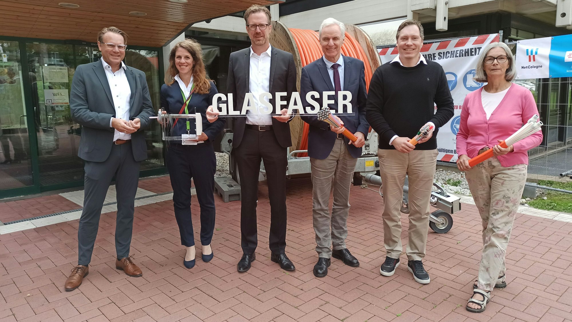 Vor dem Rathaus in Oedekoven informierten über den Baustart für das neue Glasfasernetz in Alfter (von links): Jan Luccarda (#Gatter3), Sabine Mückenhausen (Westconnect), Claus van der Velden (NetCologne), Bürgermeister Rolf Schumacher, Matthias Krause (Westconnect), Alfters Wirtschaftsförderin Ursula Schüller
