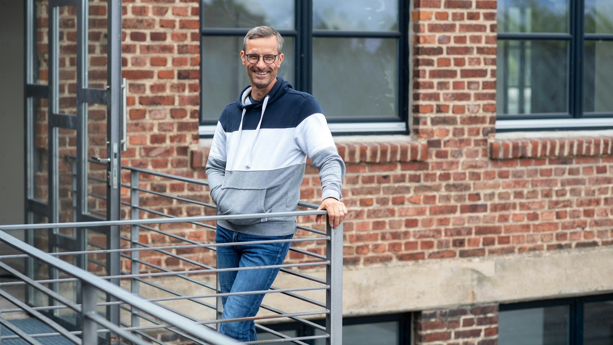 Das Bild zeigt Markus Strauch, den Geschäftsführer des Kreissportbunds, vor dem Eingang der Alten Tuchfabrik, wo der Verband nun seine Büros hat.