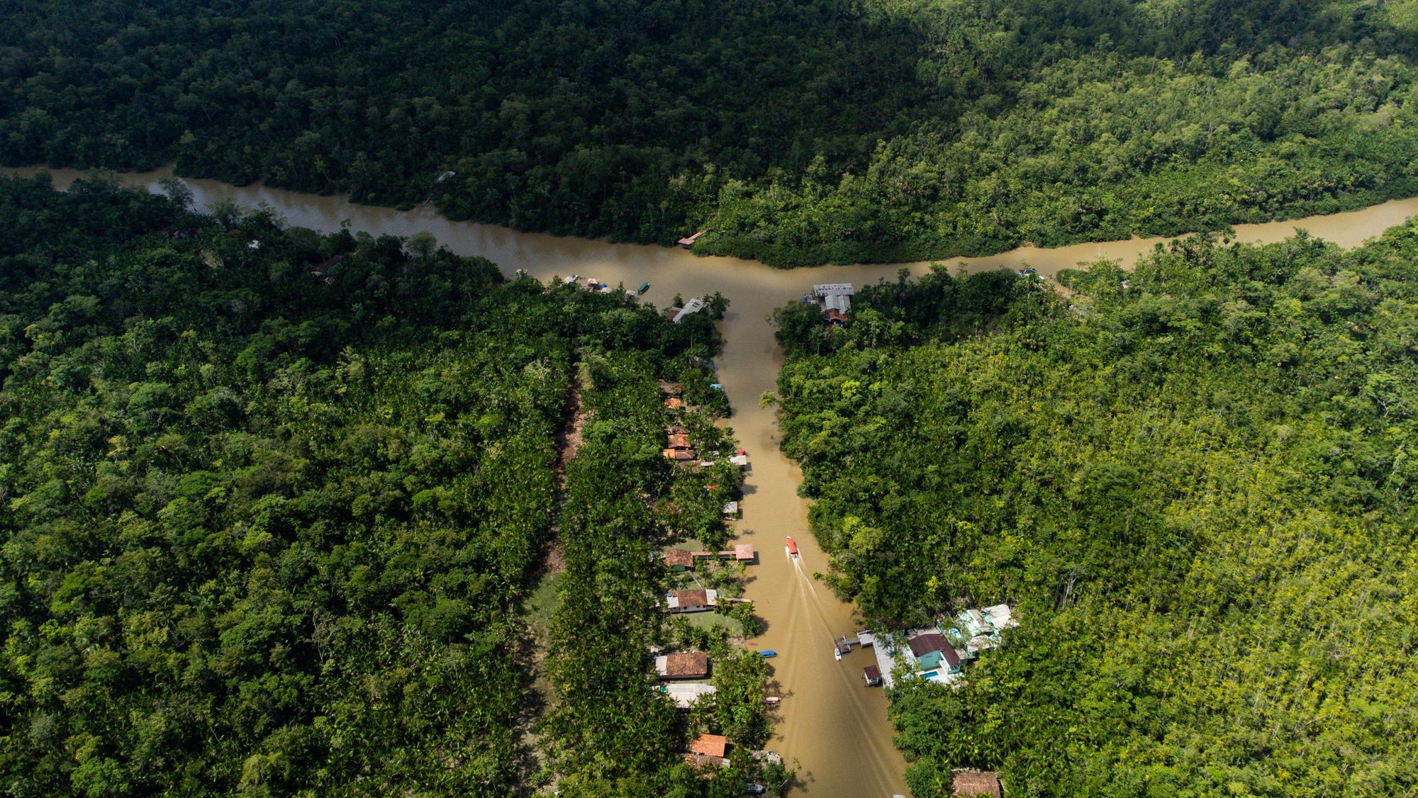 Blick auf den Fluss Guama und die Insel Combu im Amazonas-Regenwald. Menschen leben an den Ufern des Guamas in Holzhütten, die unter dem Namen „Palafitas“ bekannt sind.