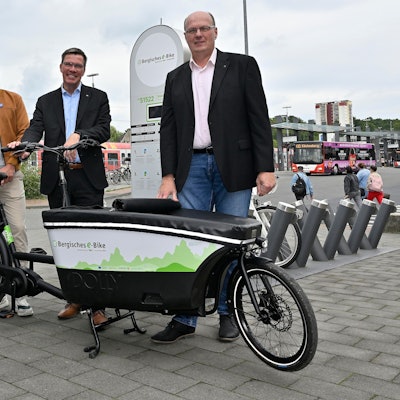 Das Foto zeigt die Projektverantwortlichen mit einem E-Lastenrad an der Radstation in Bergisch Gladbach