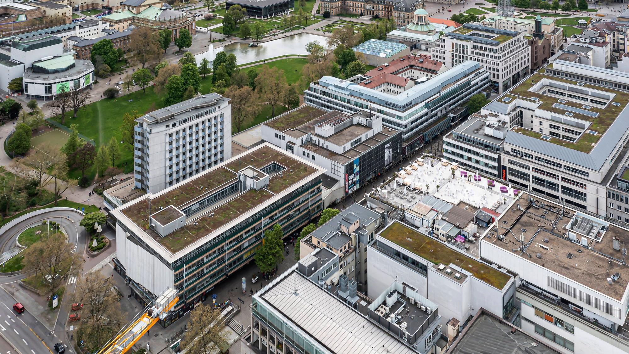 Eingang in die Königstraße mit Schlossgartenquartier, Hotel Schlossgarten. Darüber der Park mit Eckesee, Oper, Landtag und Neues Schloss. Stadtansicht Stuttgart. // 23.04.2023: Stuttgart, Baden-Württemberg, Deutschland, Europa *** Entrance to Königstraße with Schlossgartenquartier, Hotel Schlossgarten Above the park with Eckesee, opera, state parliament and Neues Schloss City view Stuttgart 23 04 2023 Stuttgart, Baden Württemberg, Germany, Europe