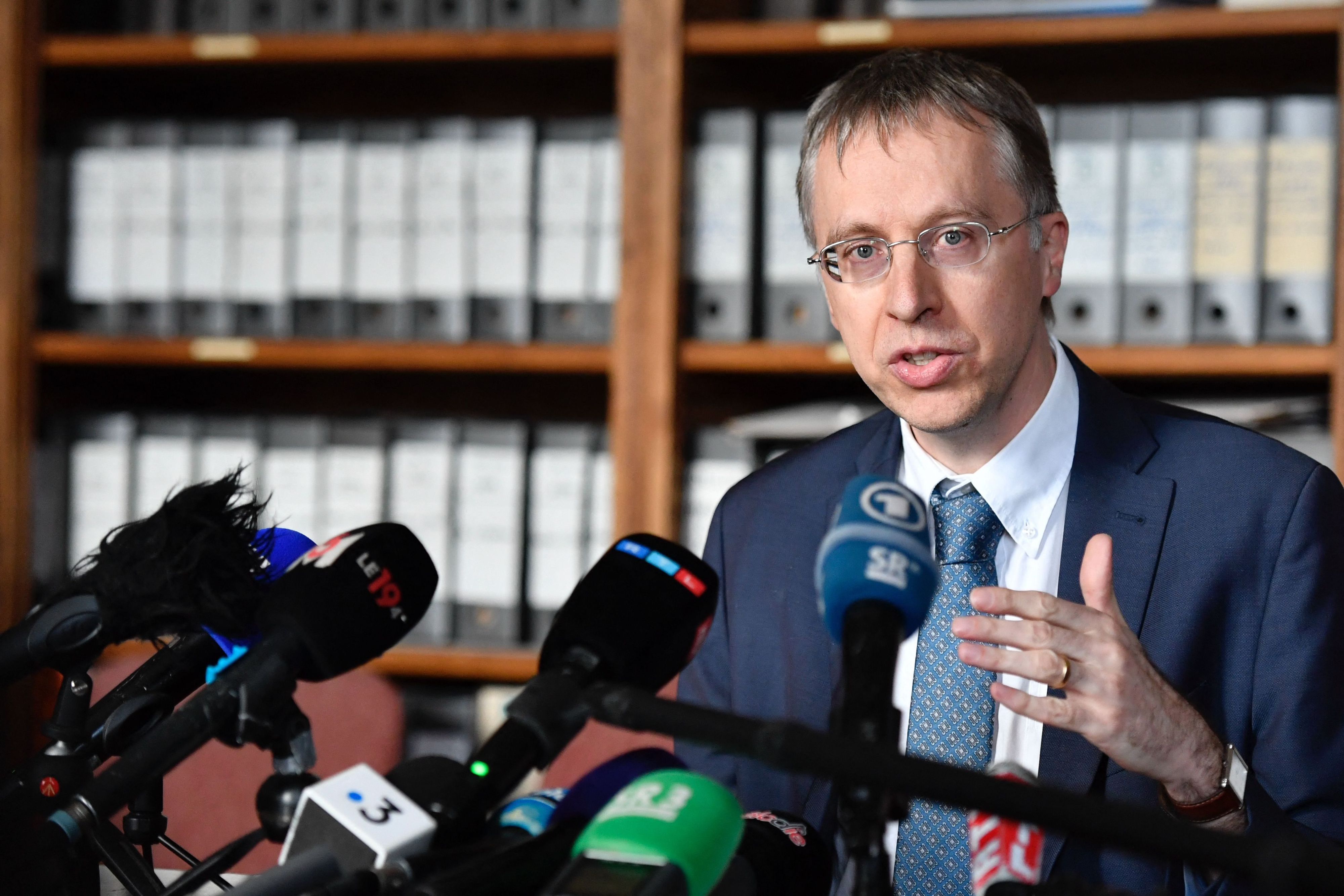 Olivier Glady, Staatsanwalt von Saargemünd, spricht vor Journalisten im Gerichtsgebäude von Saargemünd.