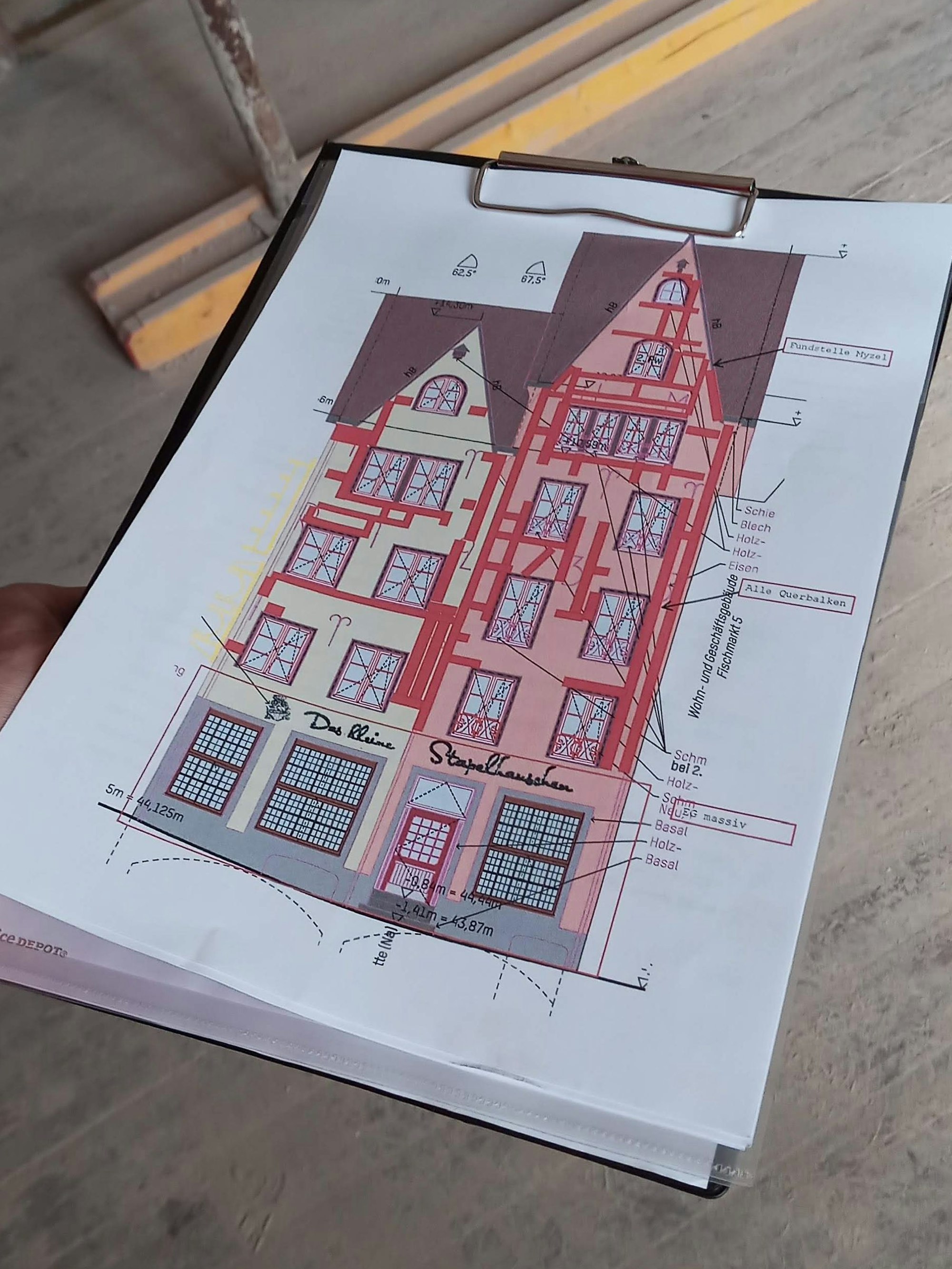 Die Fassadenzeichnung für das kleine Stapelhäuschen zeigt, wo Fachwerk aus Holz, Eisen und Blech verbaut ist.