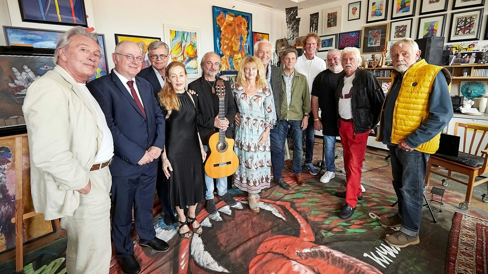 Eine Gruppe Künstler steht im Ateilier von Franz Kruse (2.v.r.) in Mechernich.