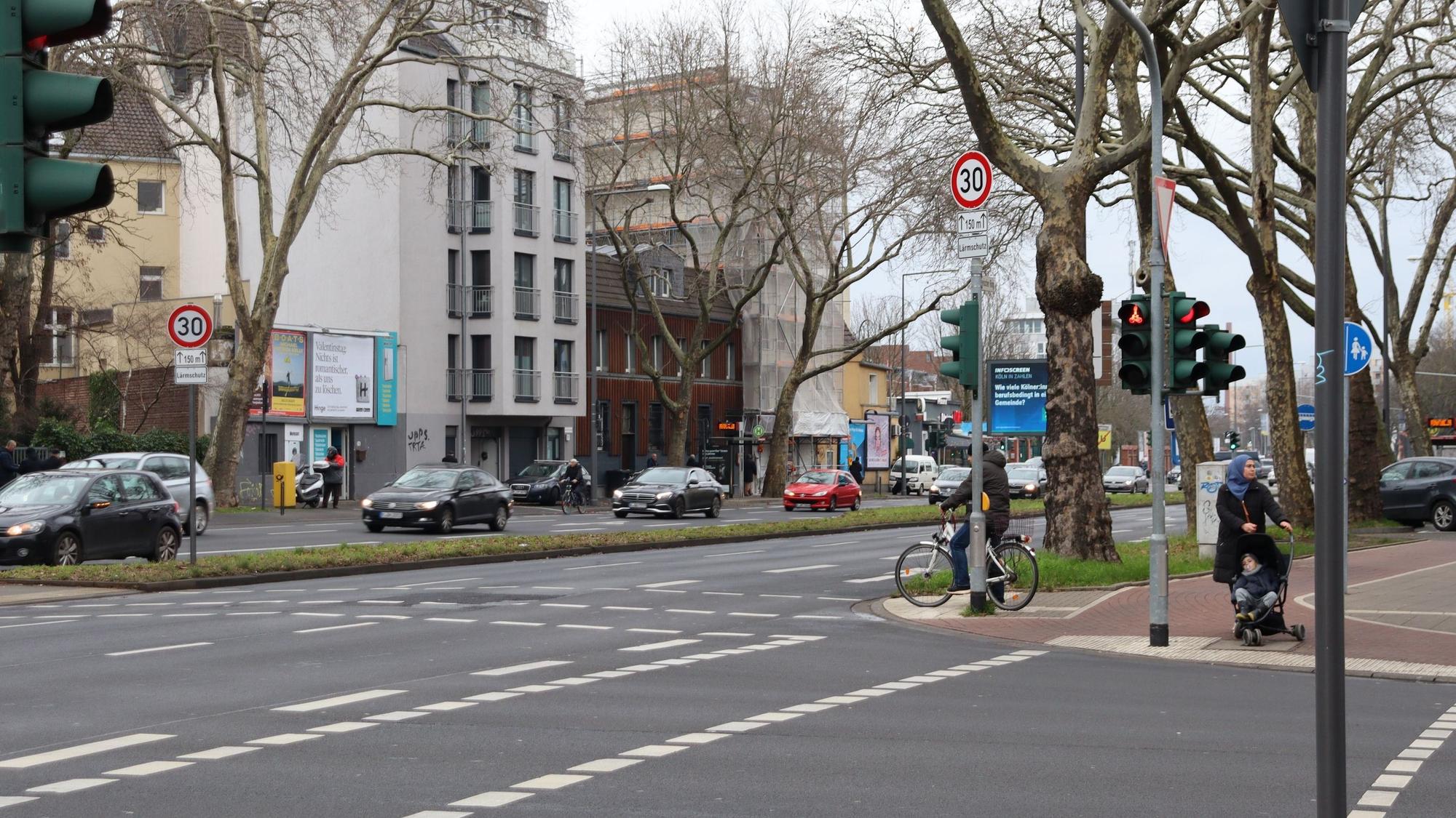 Eine mehrspurige Straße mit zwei Tempo-30-Schildern ist zu sehen.