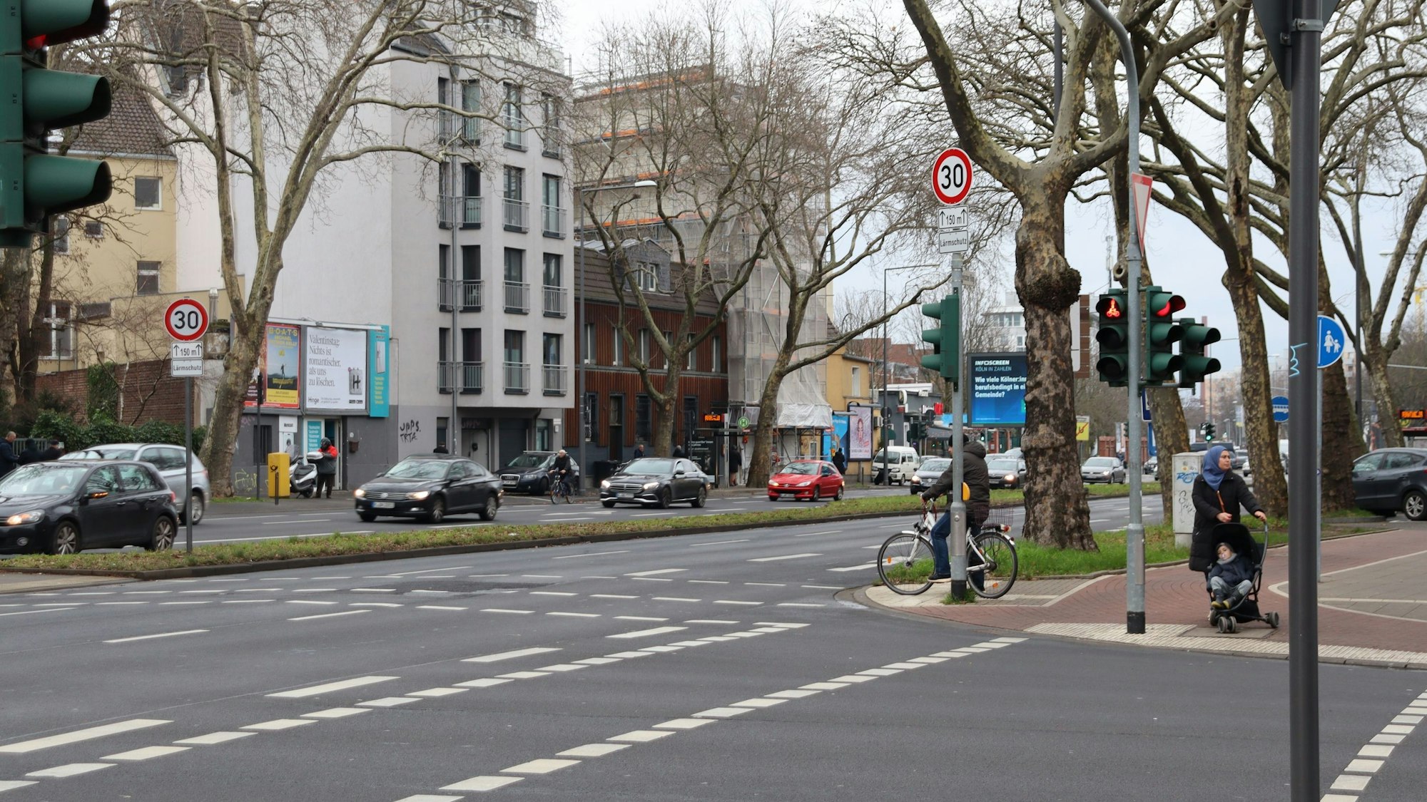 Eine mehrspurige Straße mit zwei Tempo-30-Schildern ist zu sehen.