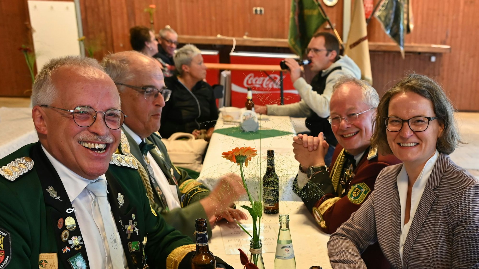 Ina Scharrenbach im Gespräch mit den Vertretern des Gemünder Bürgerschützenvereins.