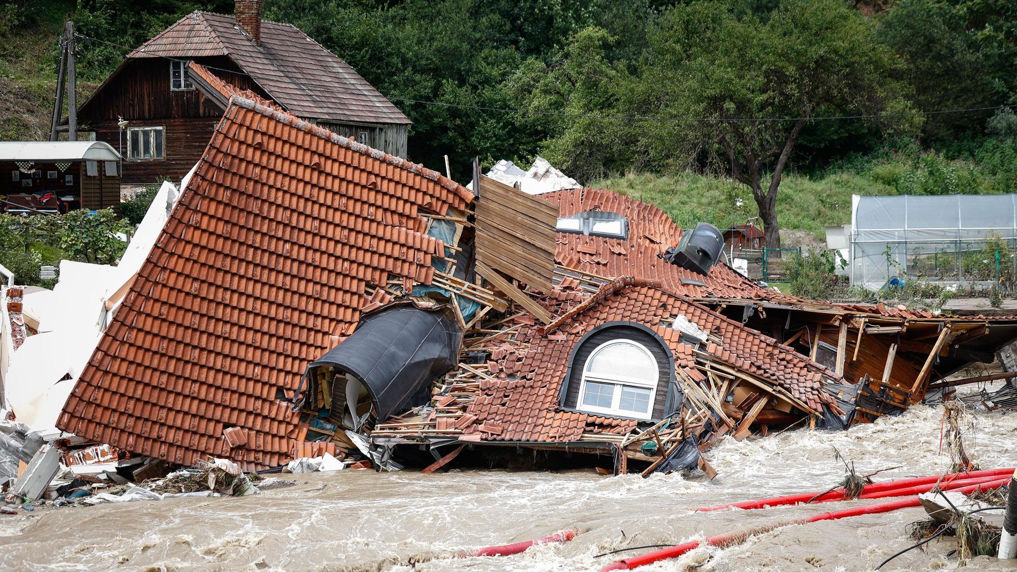 Slowenien: Ein zusammengestürztes Haus liegt in den Fluten.